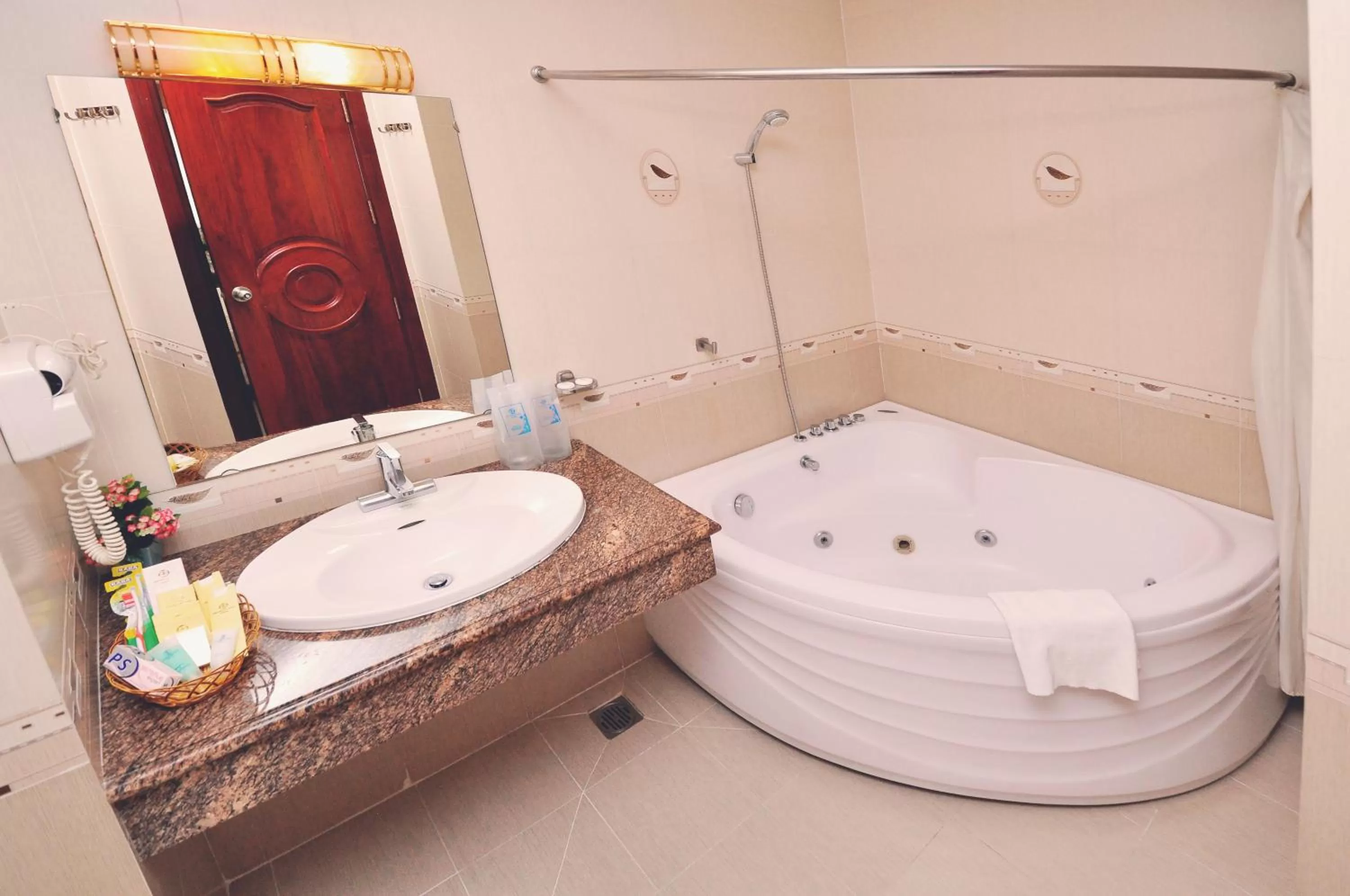 Shower in Tan Hoang Long Hotel