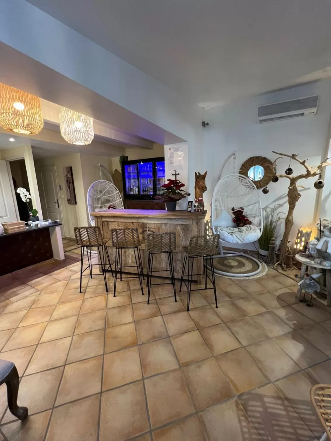 Lounge or bar in Hôtel Le Médiéval - Parking inclus & accueil vélo