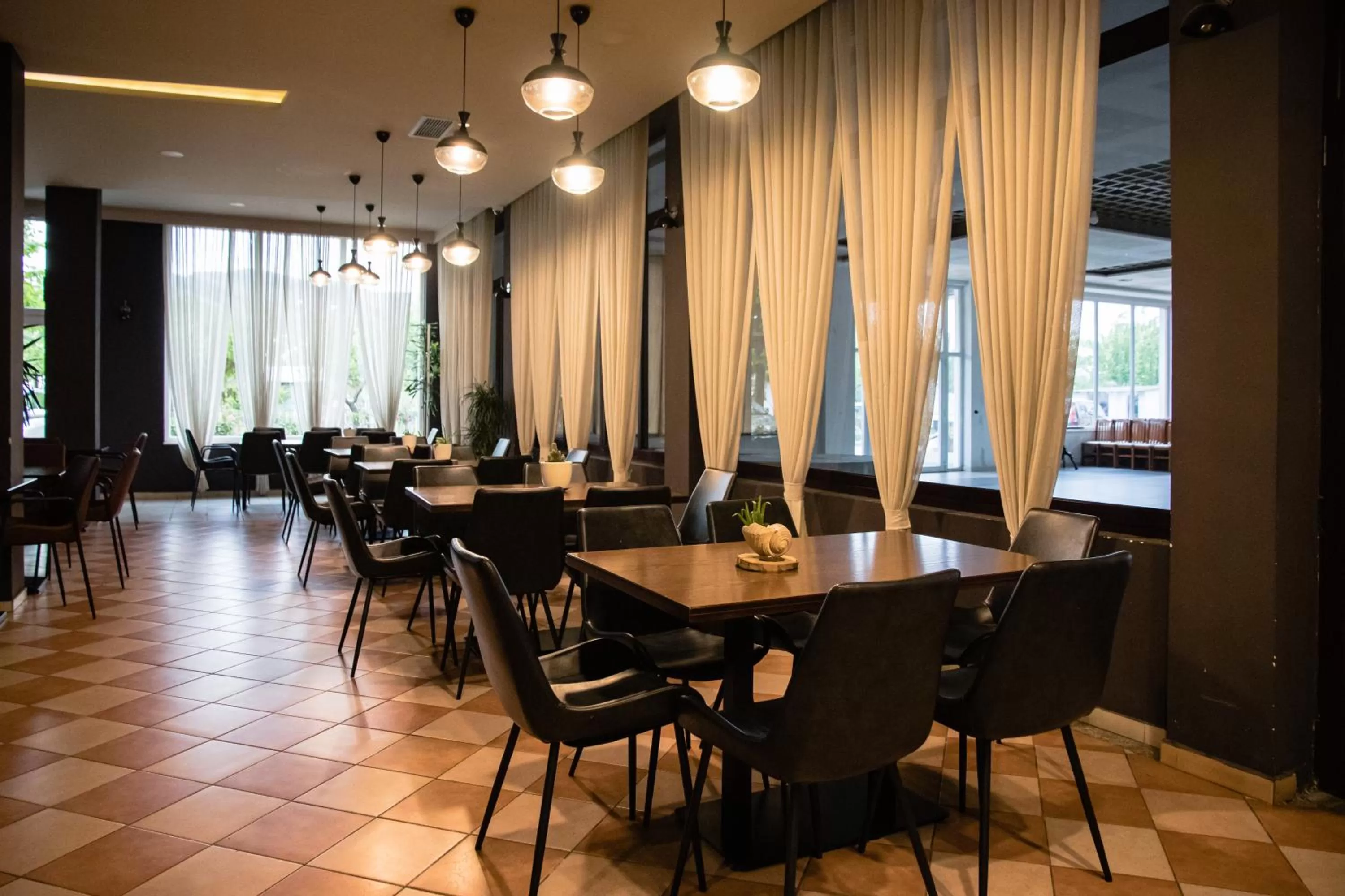 Restaurant/places to eat in Hotel Blini