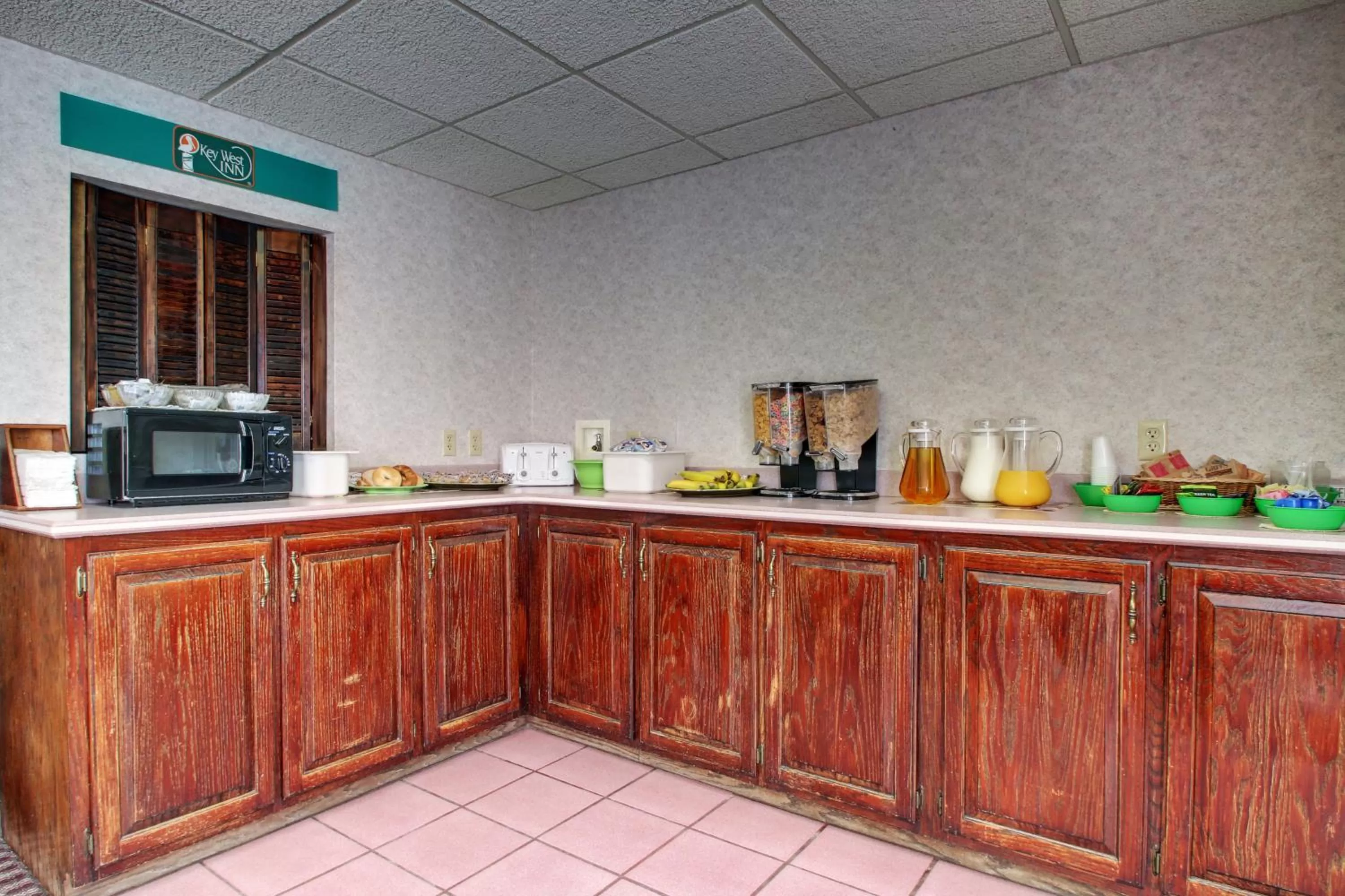 Continental breakfast in YurZzz Inn