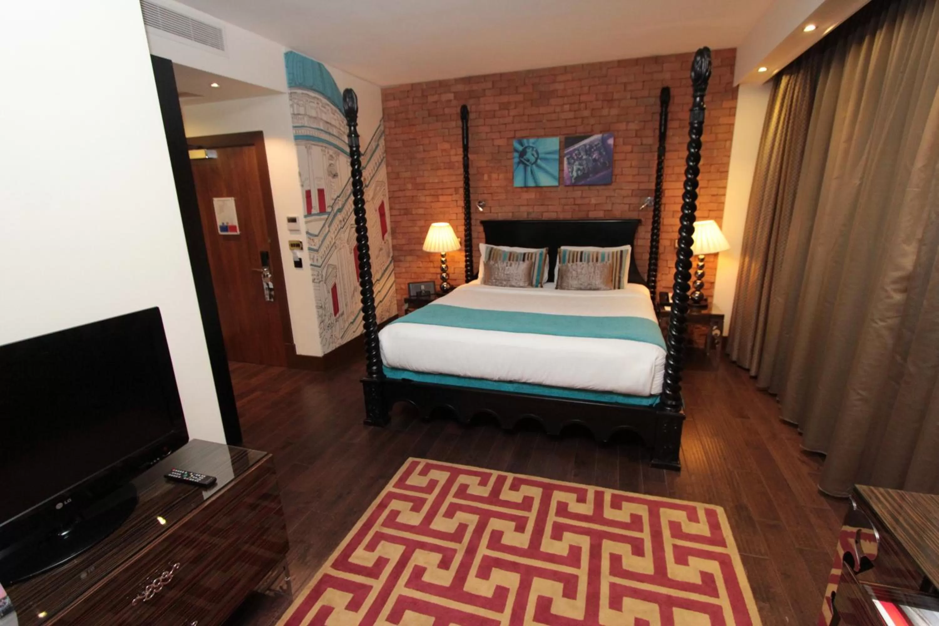 Photo of the whole room, Bed in Hotel Indigo London Tower Hill by IHG