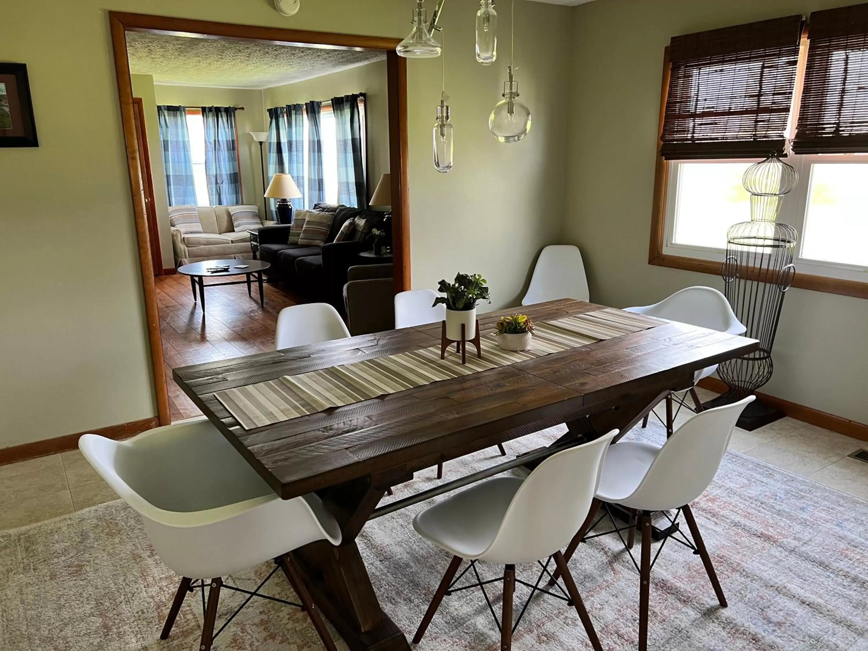 Dining area in White Caps Motel and RV Park