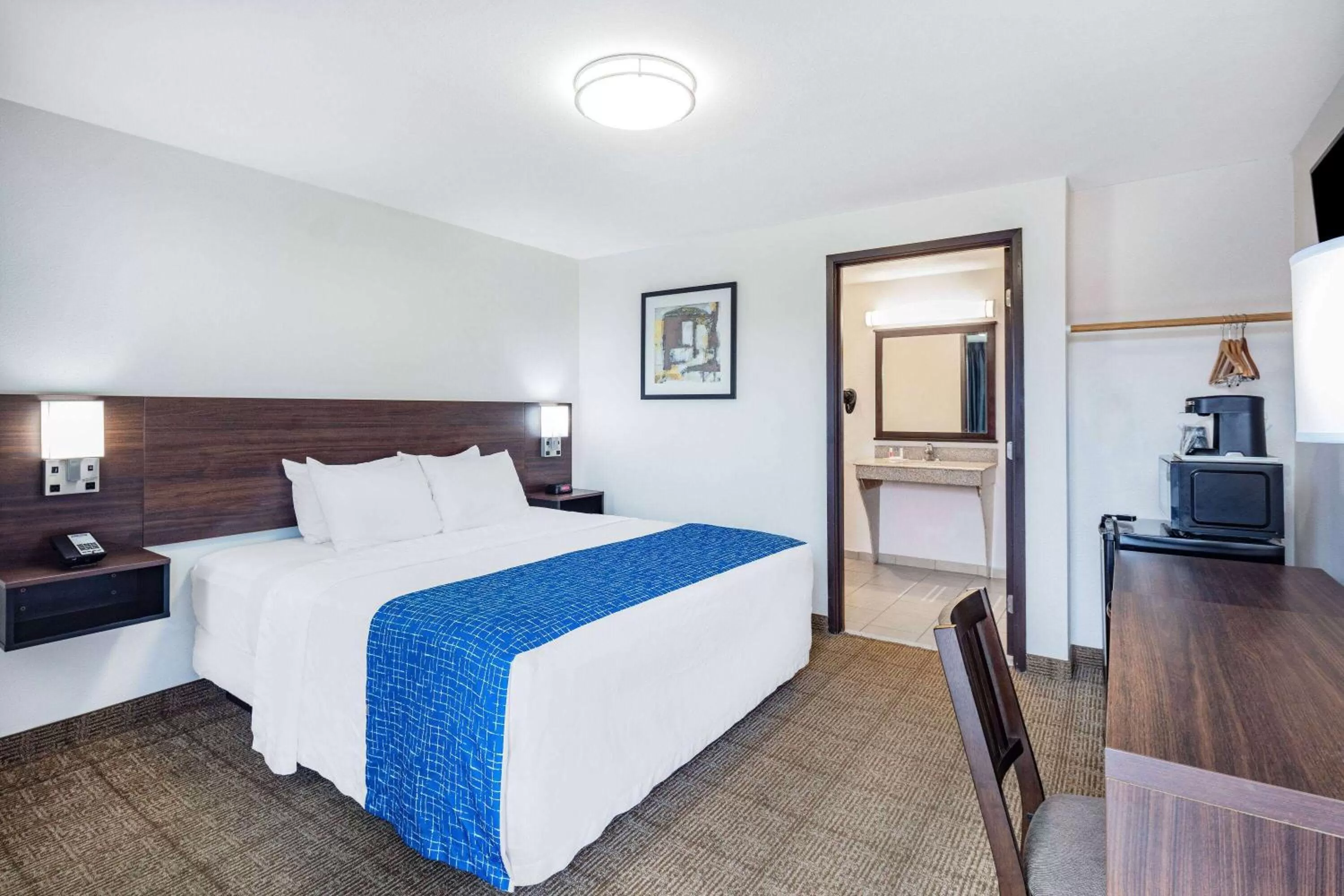 Photo of the whole room, Bed in Travelodge by Wyndham Newport