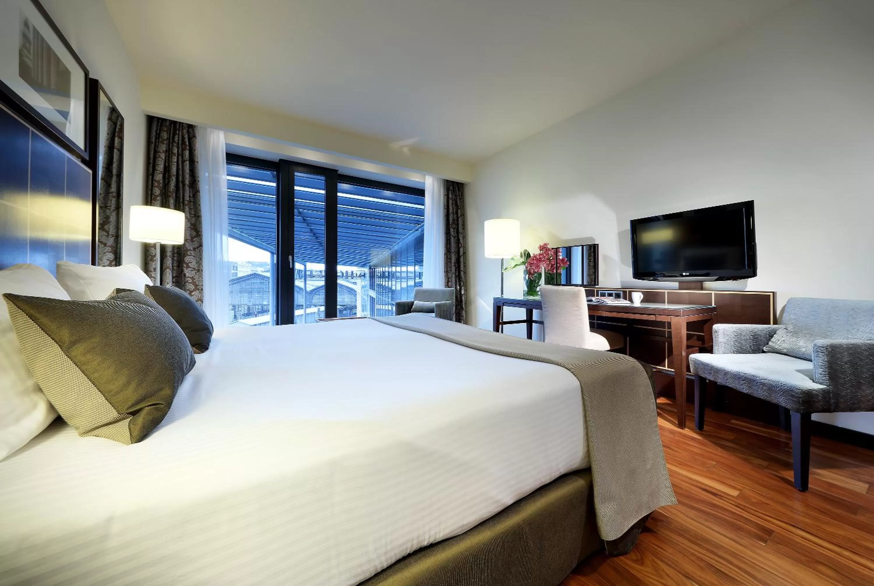 Photo of the whole room, Bed in Eurostars Berlin