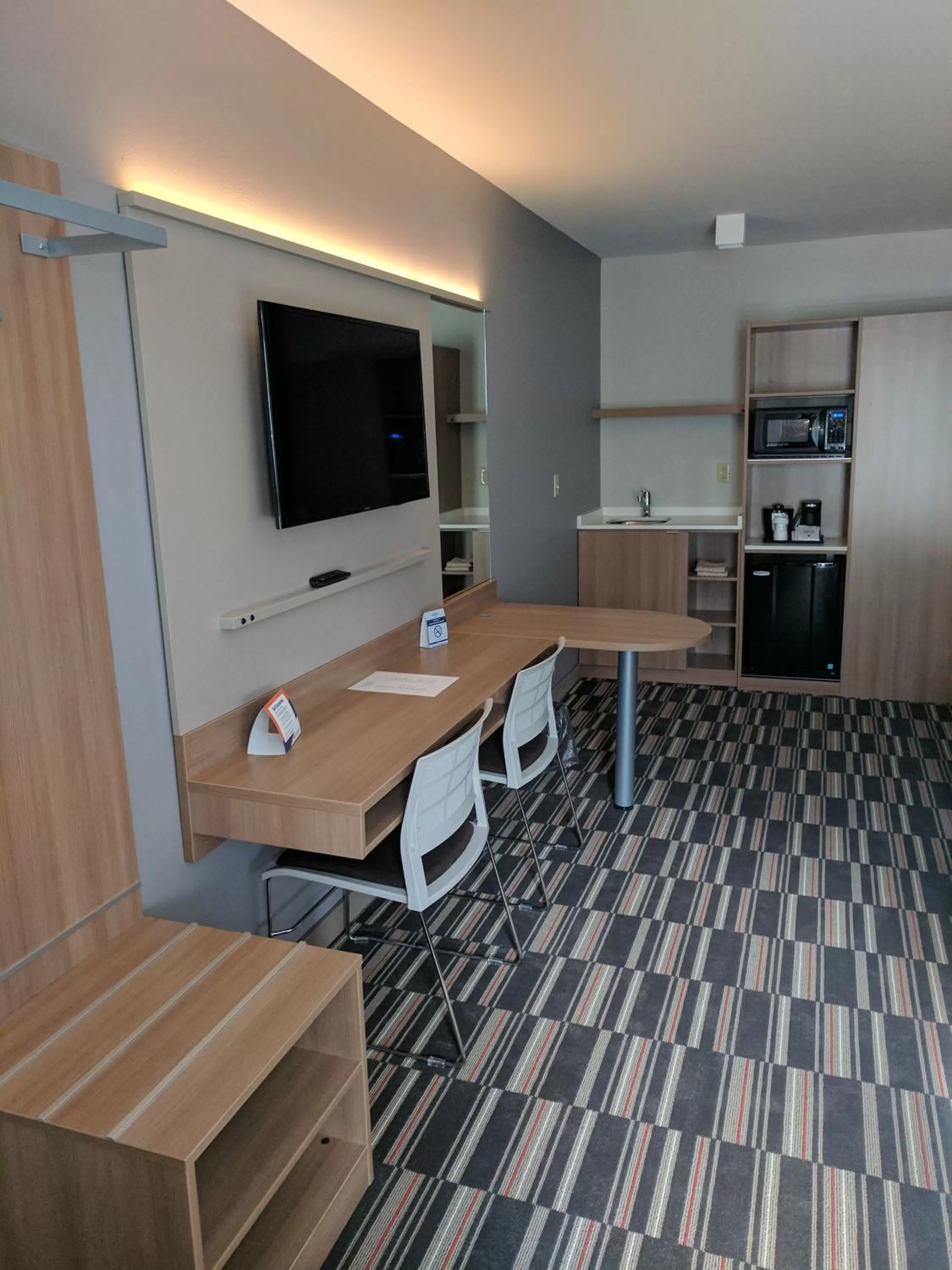 Coffee/tea facilities in Microtel Inn & Suites by Wyndham Clarion