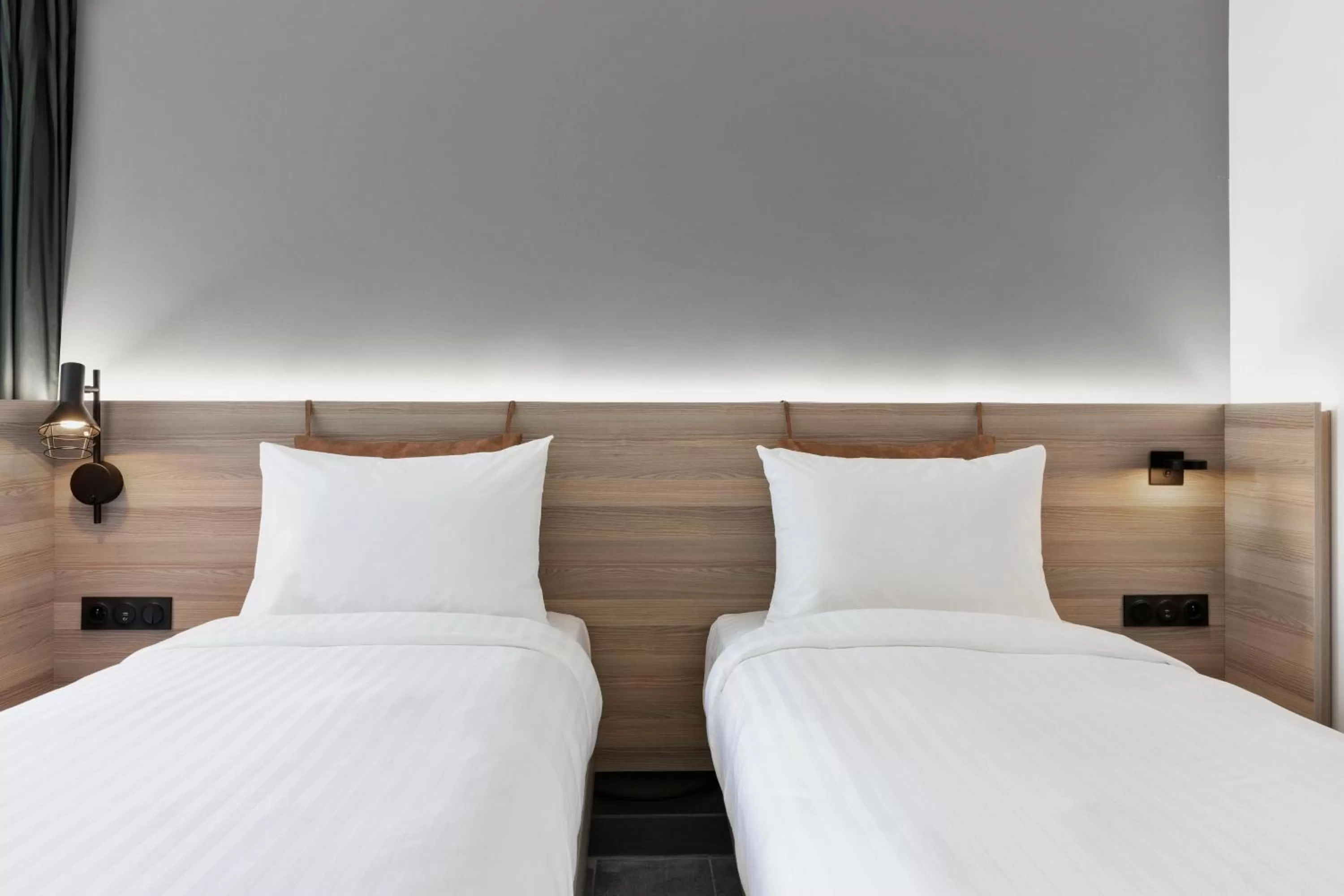 Photo of the whole room, Bed in Moxy La Ciotat