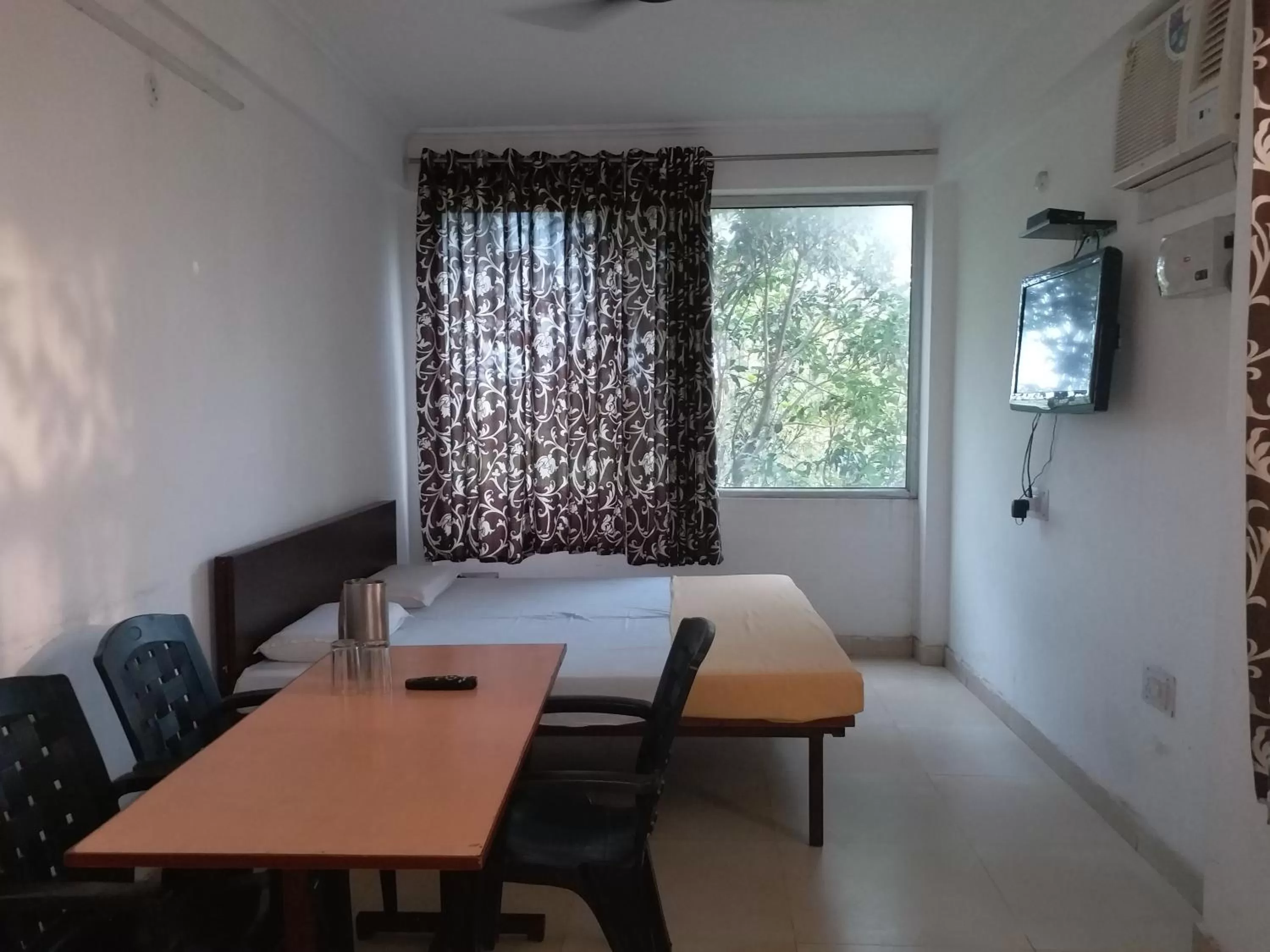 Krishna Hansraj Hotel