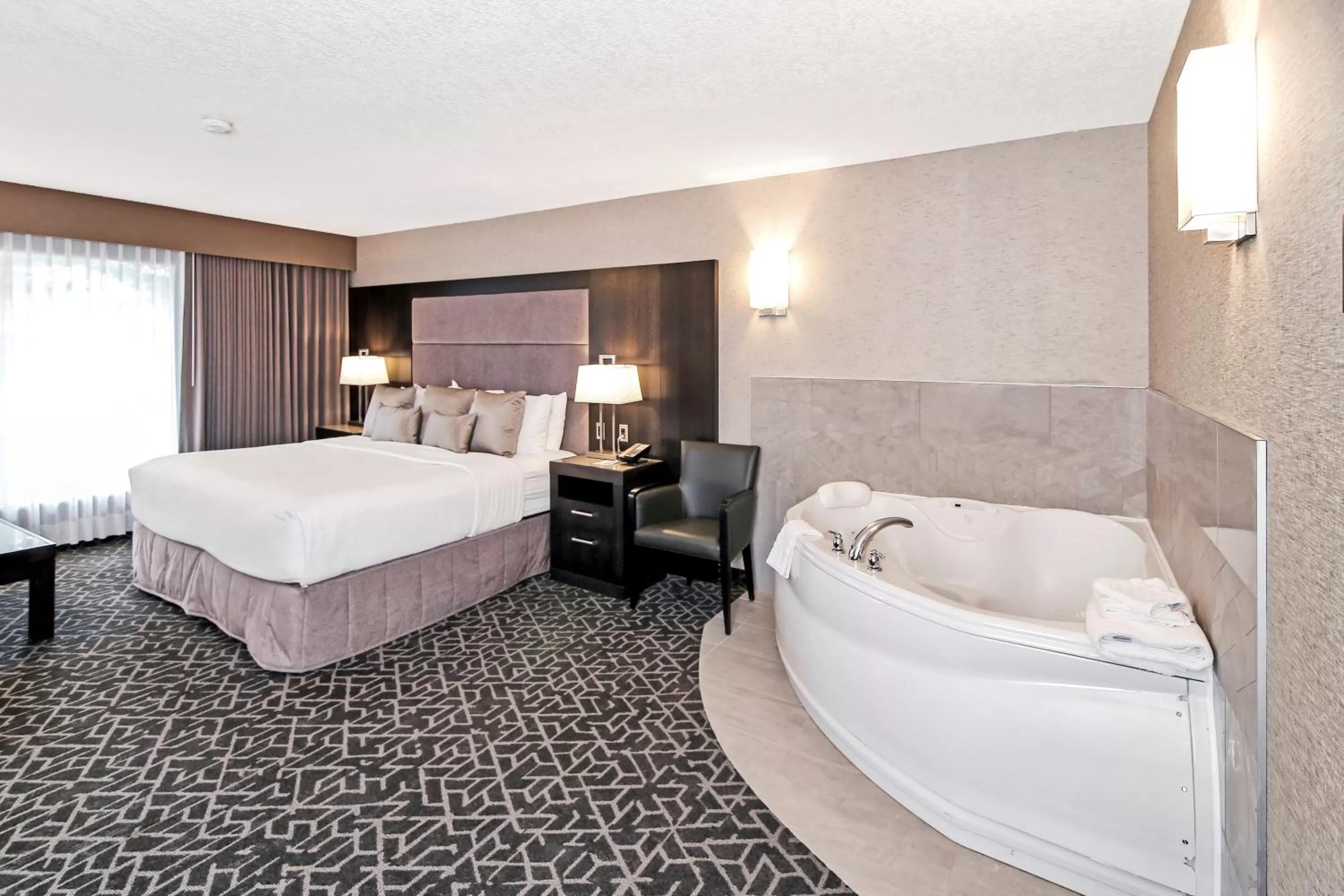 Photo of the whole room, Bed in Best Western Plus Banff International Lodge