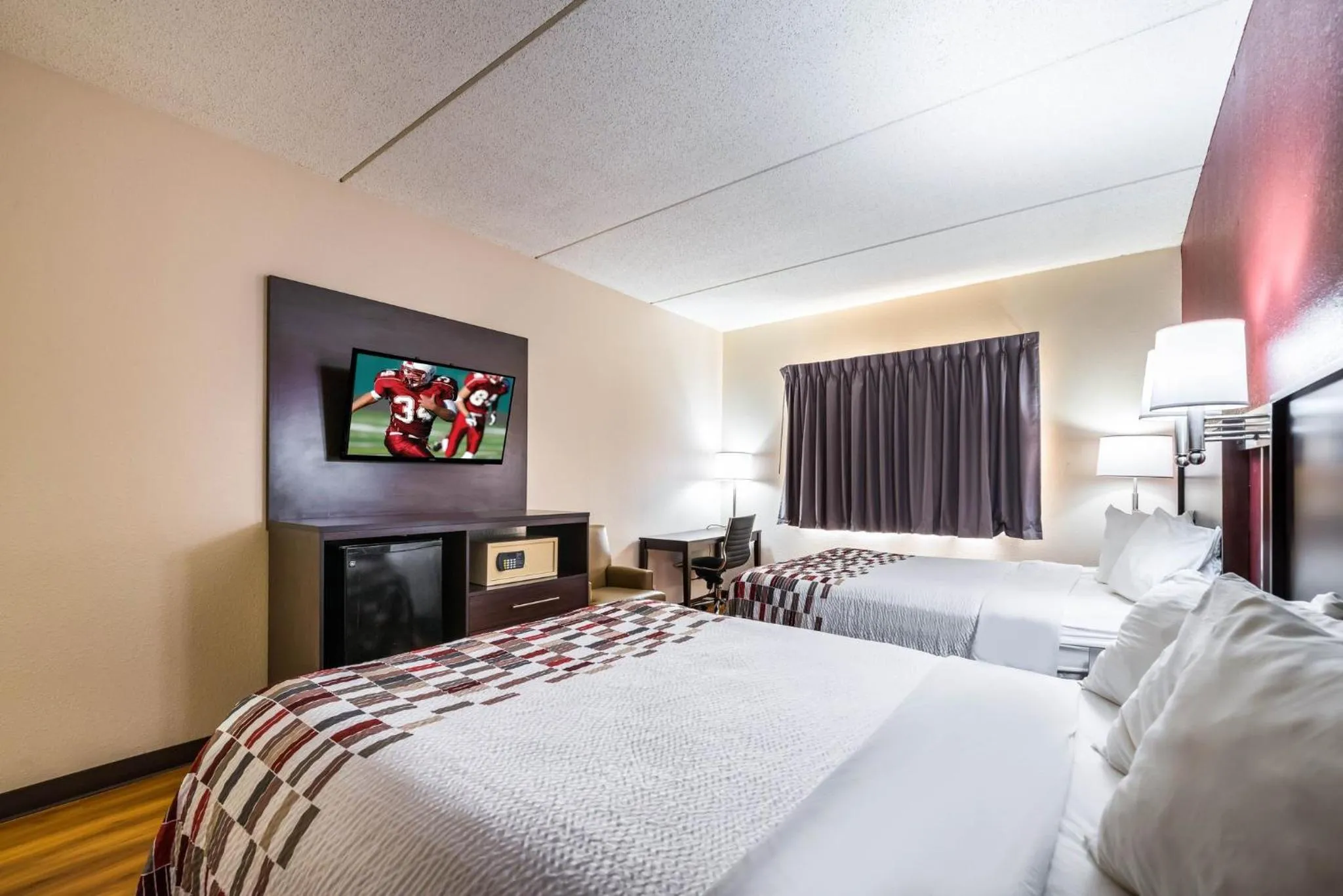 Bedroom in Red Roof Inn Palatine