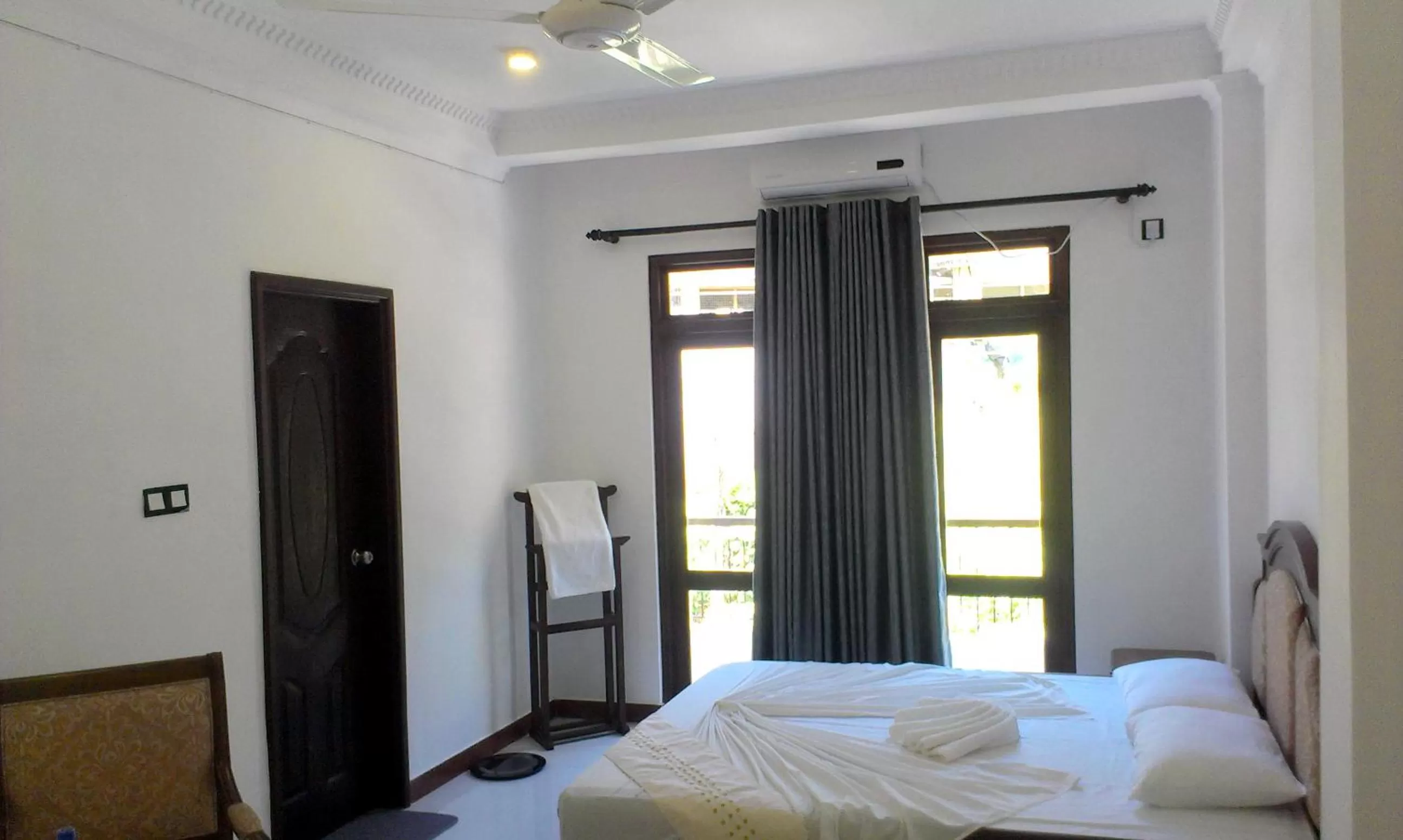 Day, Bed in Eagle's Residence