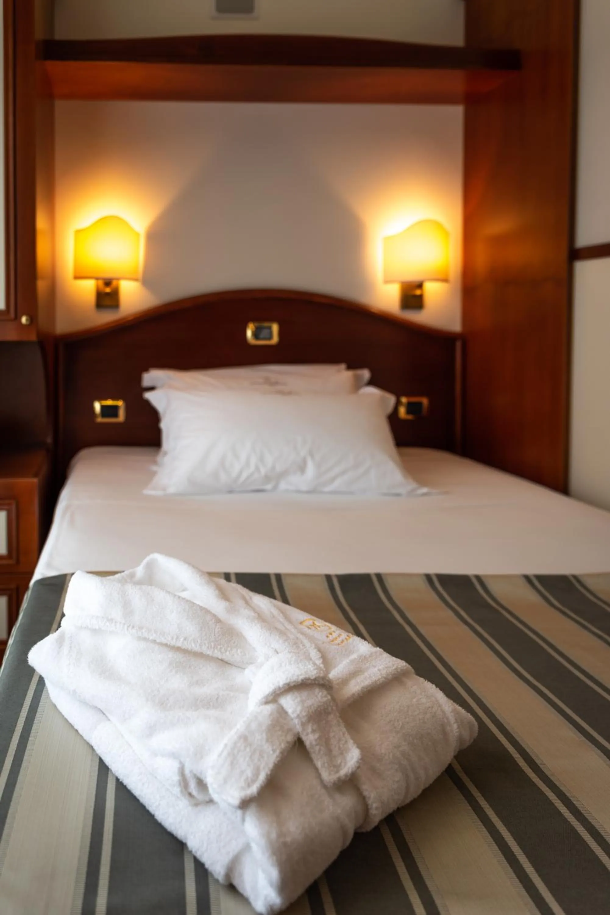 Photo of the whole room, Bed in Hotels Vidi Miramare & Delfino