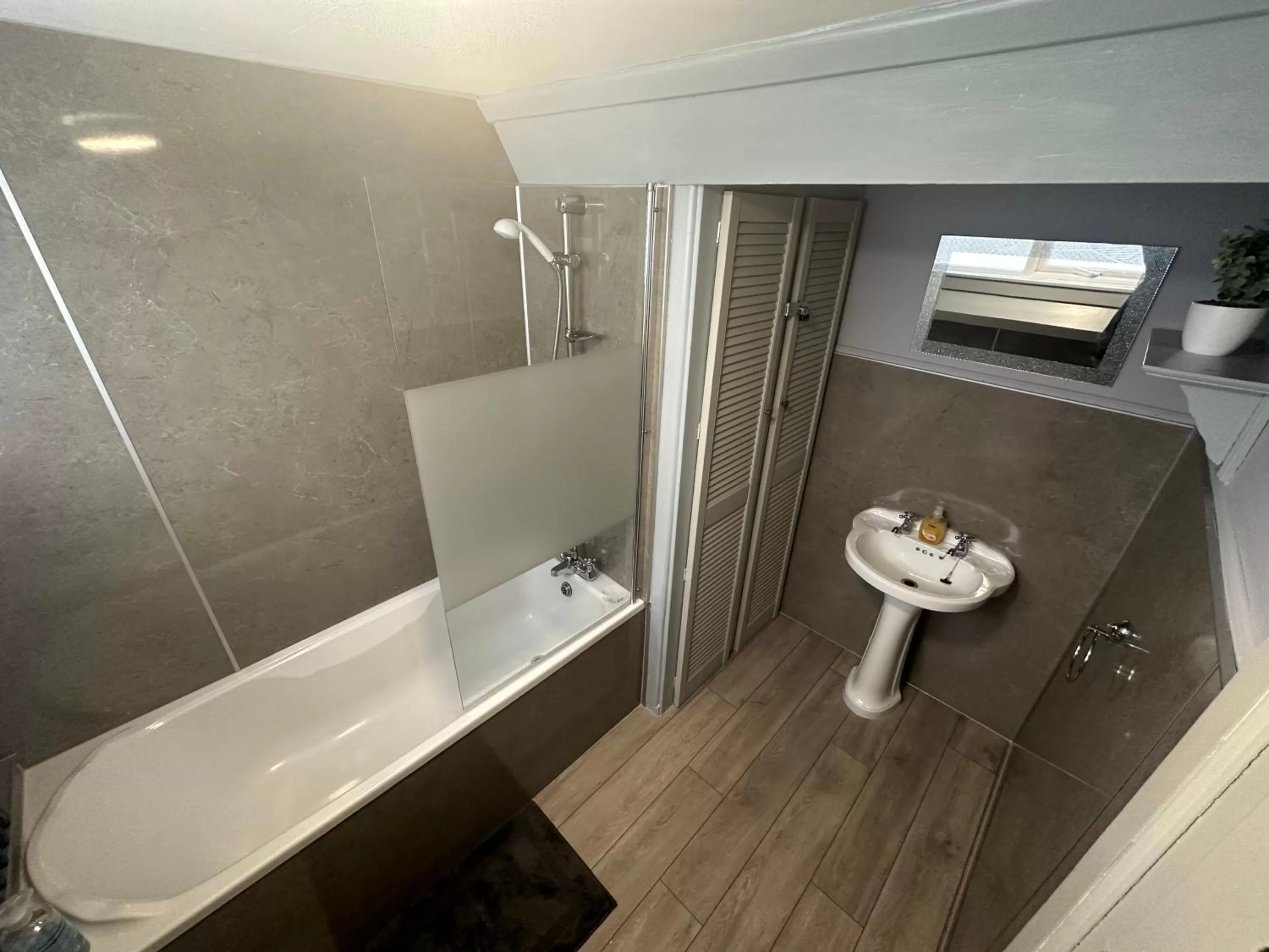 Bathroom in St Andrews house Hotel