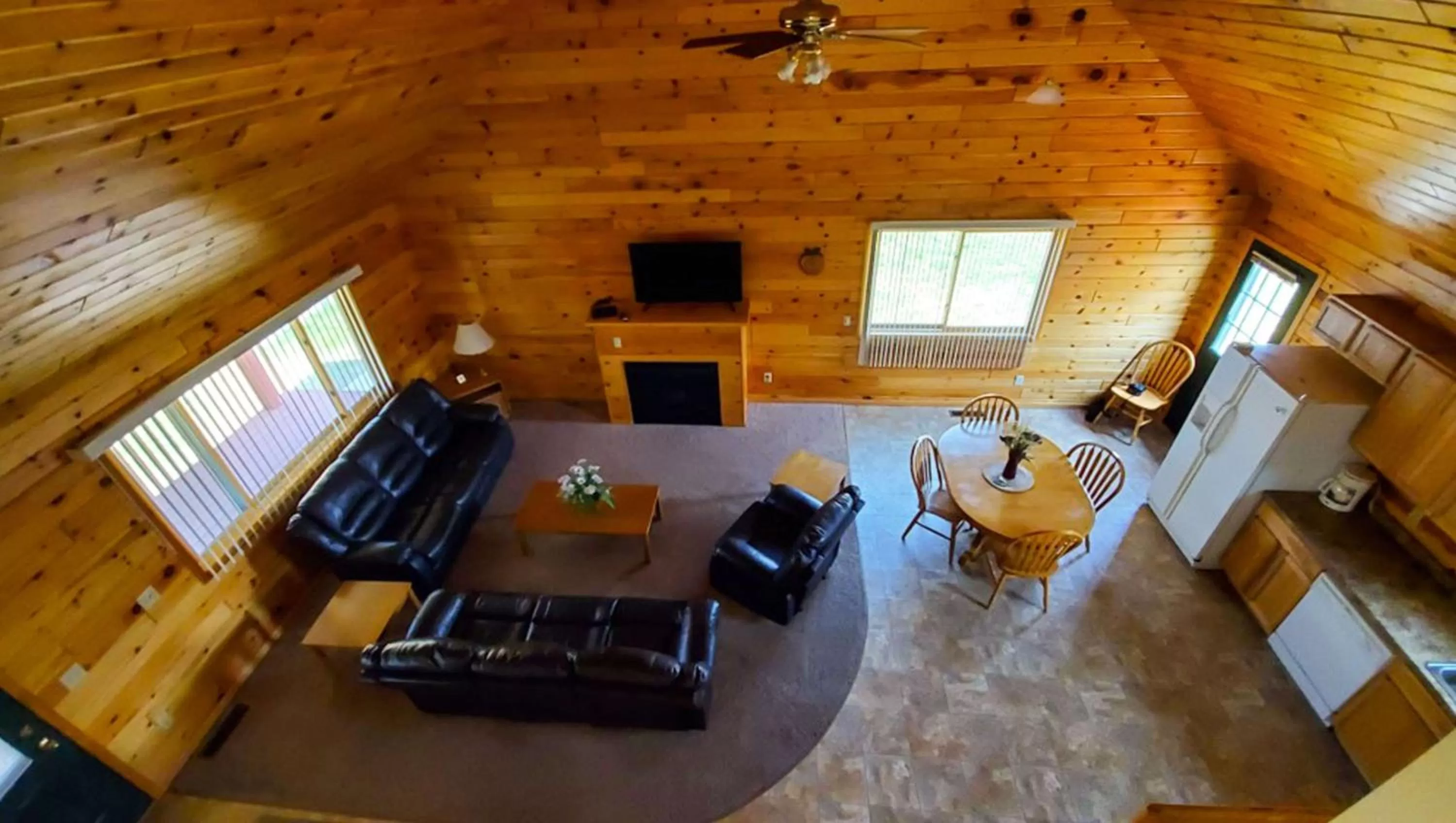 Photo of the whole room in Jasper Ridge Inn Ishpeming