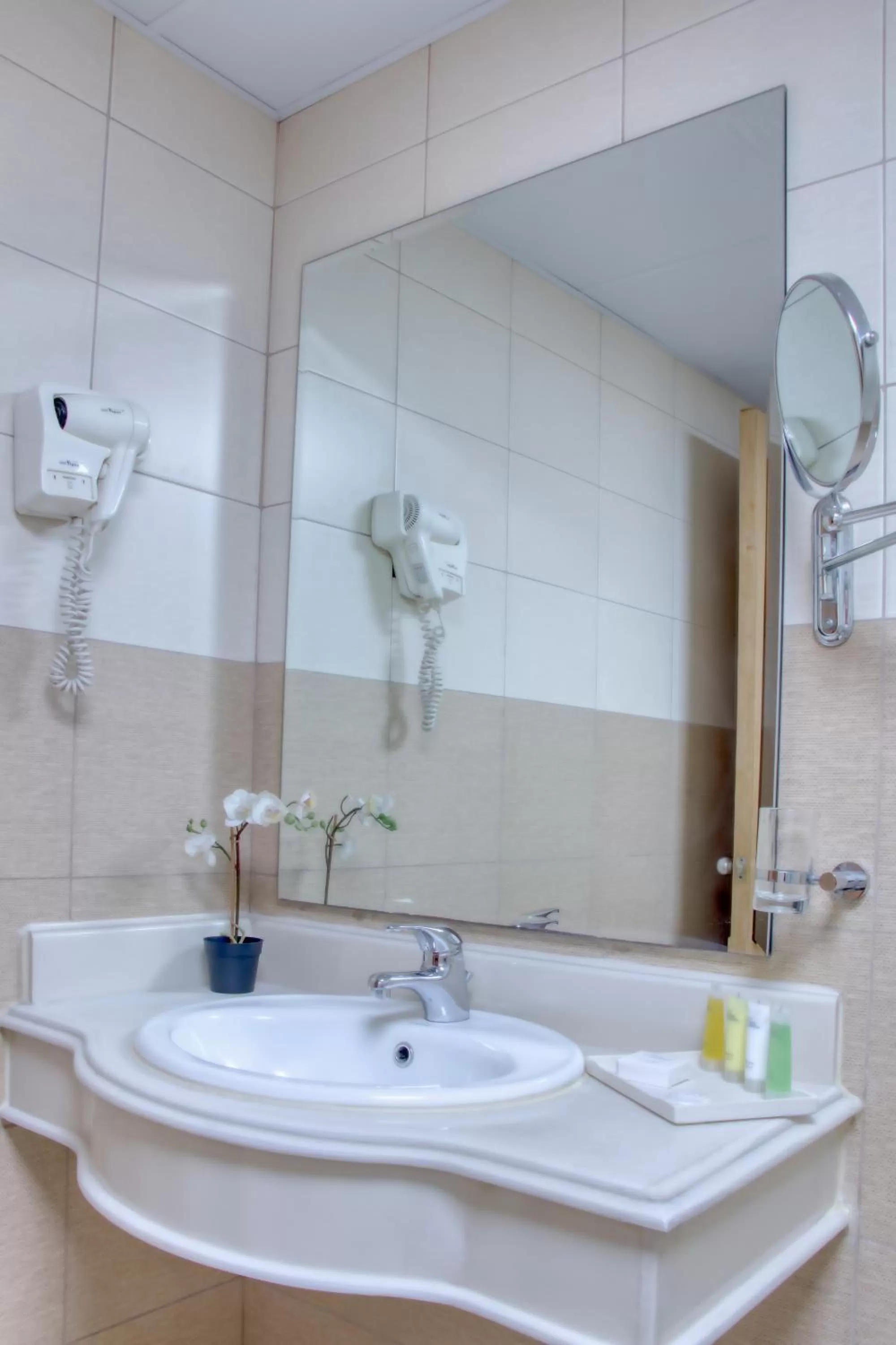 Bathroom in Geneva Hotel