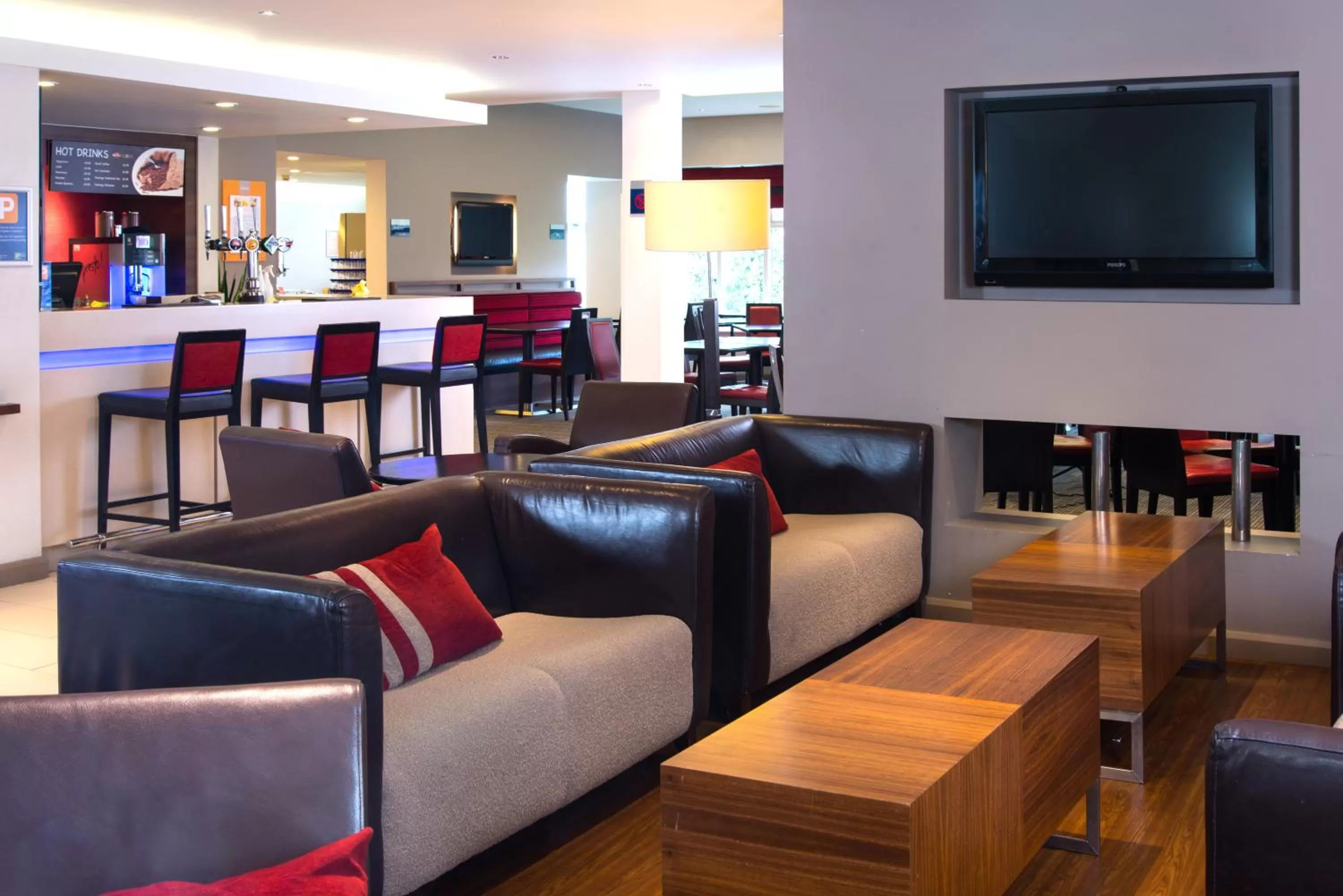 Lounge or bar in Holiday Inn Express Stoke-On-Trent by IHG