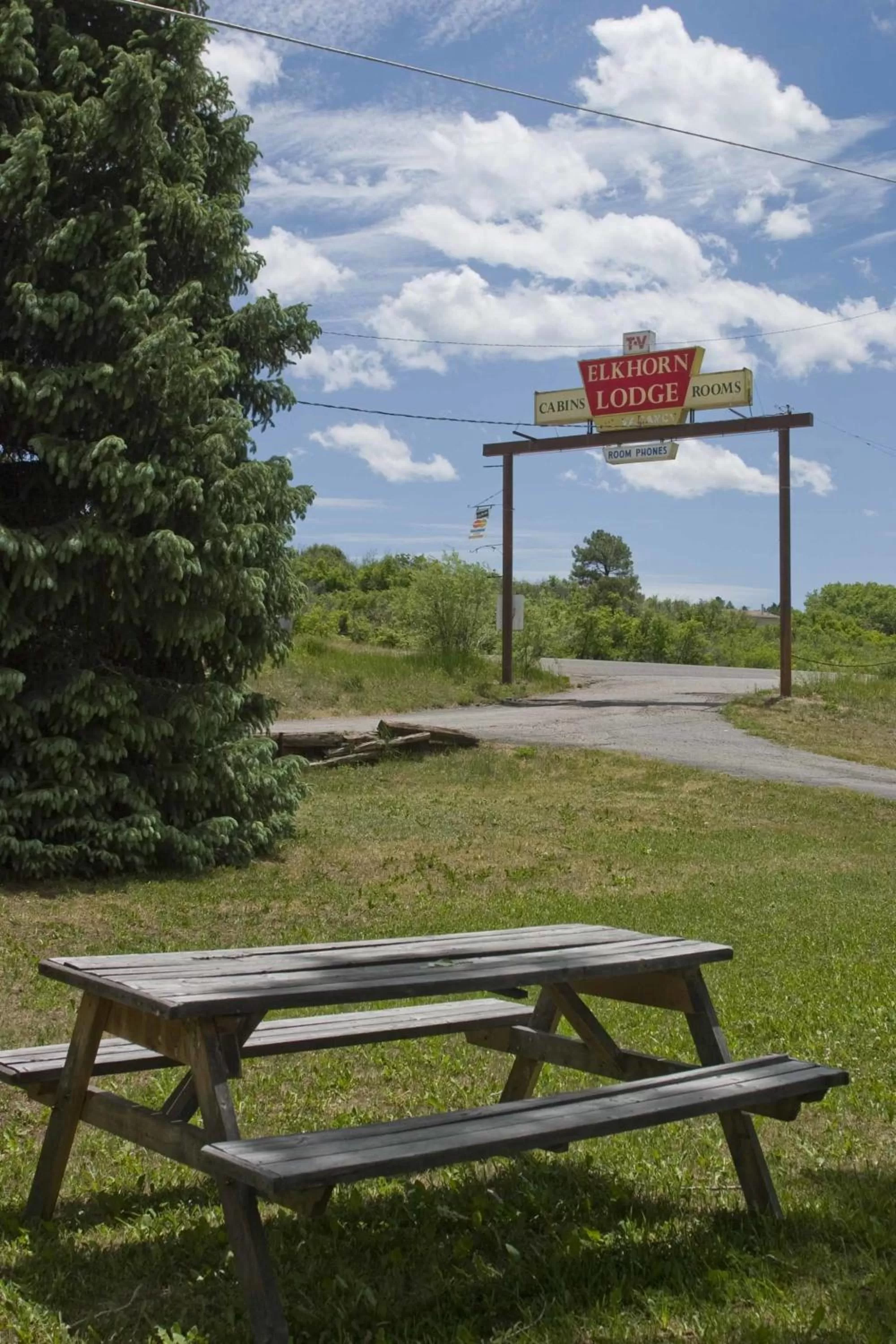 Facade/entrance in Elkhorn Lodge