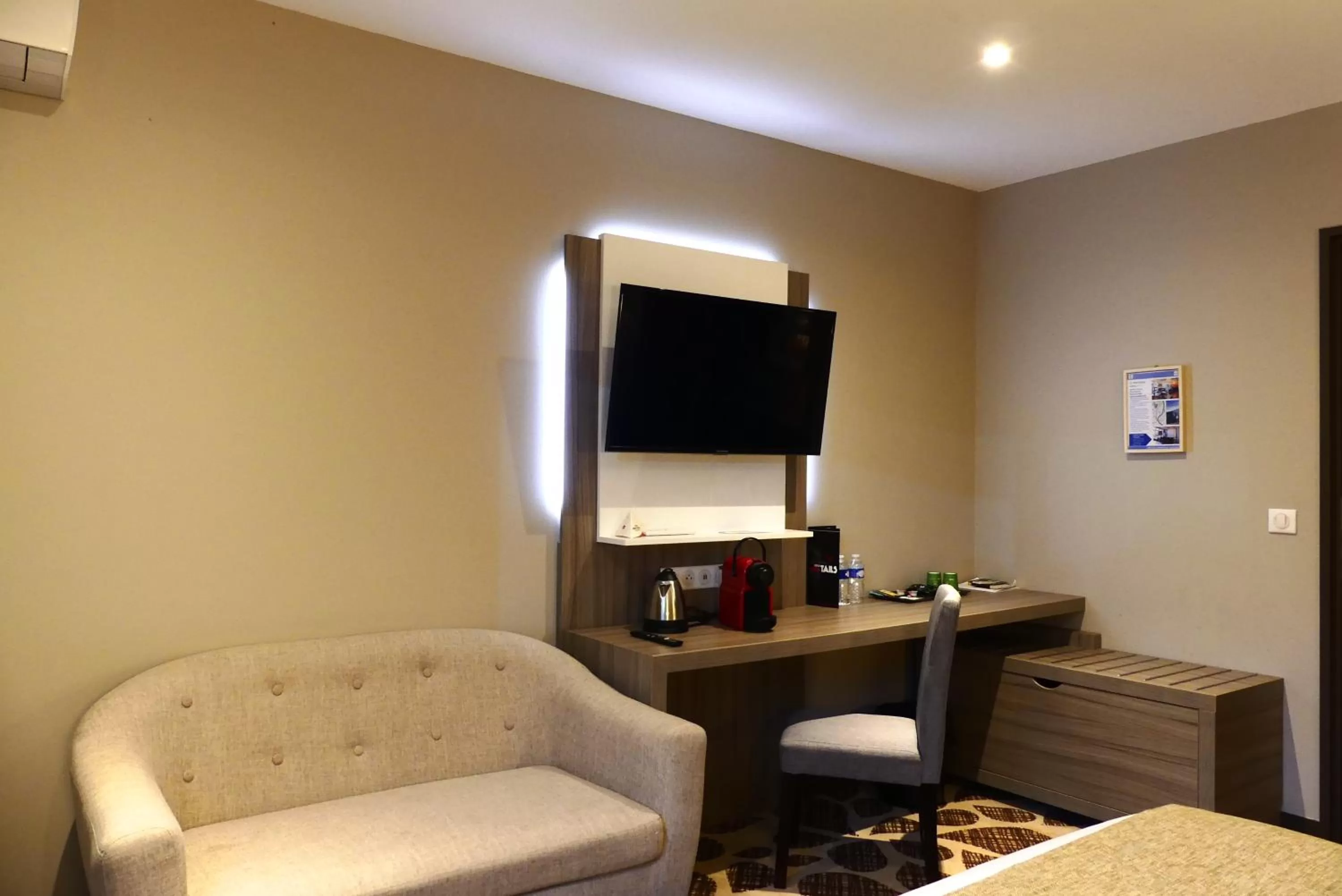 TV and multimedia in Contact Hôtel Le Provençal Bordeaux Lac