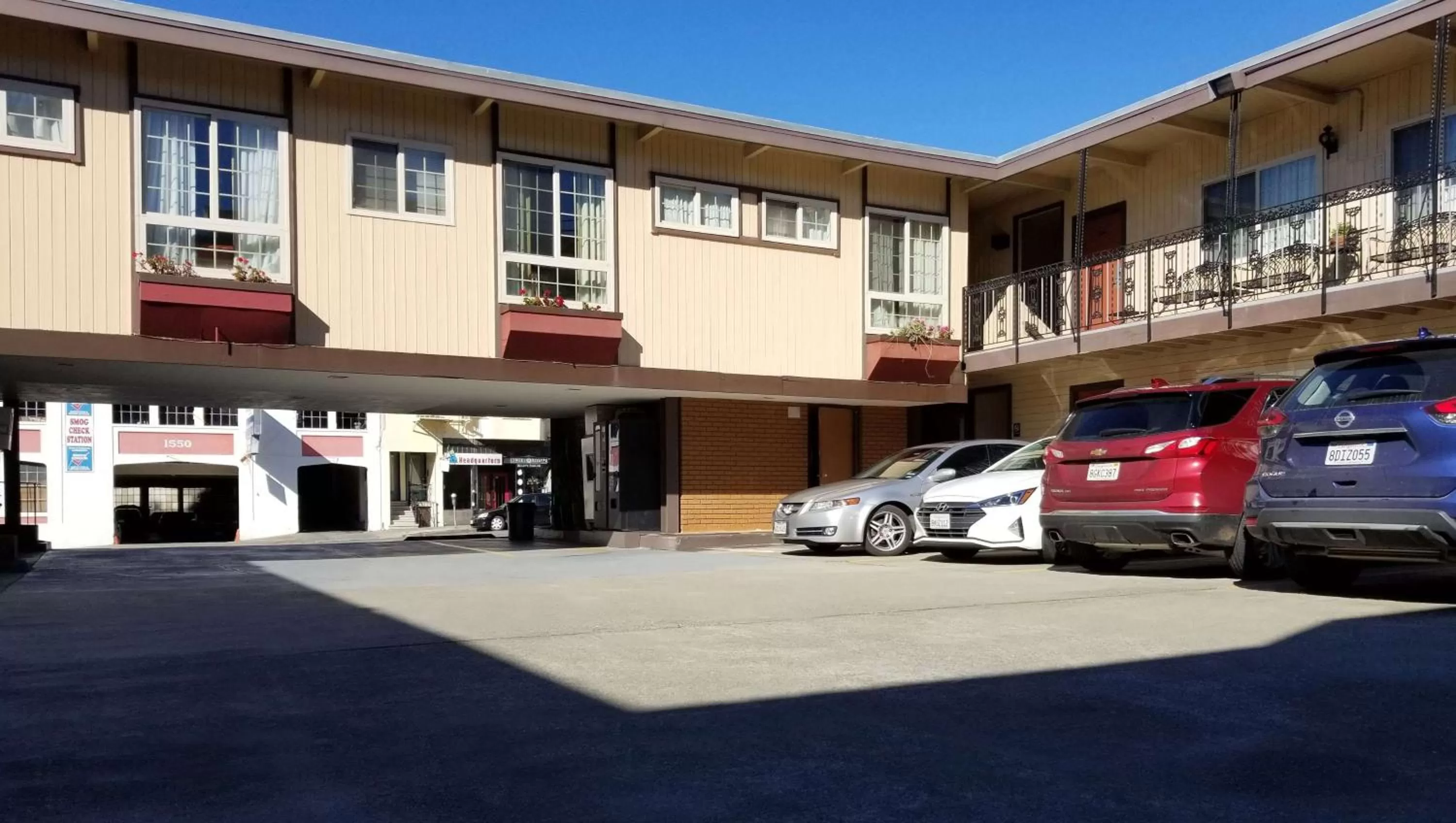 Property building in Pacific Heights Inn