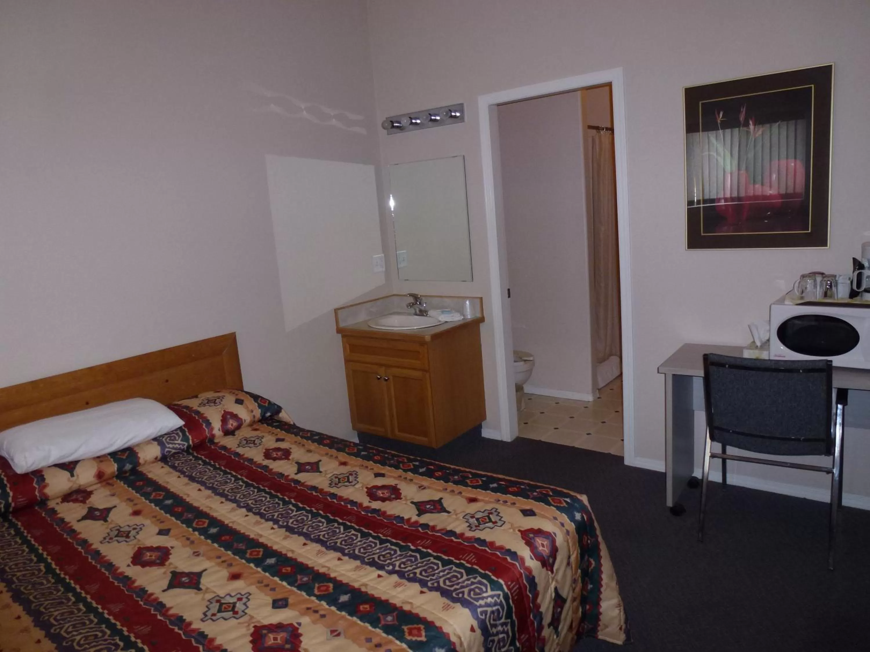 Photo of the whole room, Bed in Apple Tree Inn