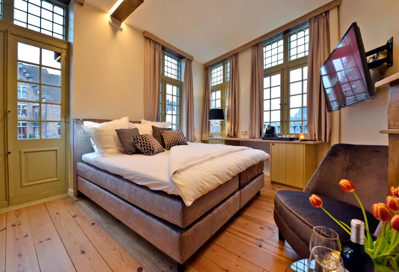 Landmark view, Bed in Rooms With A View