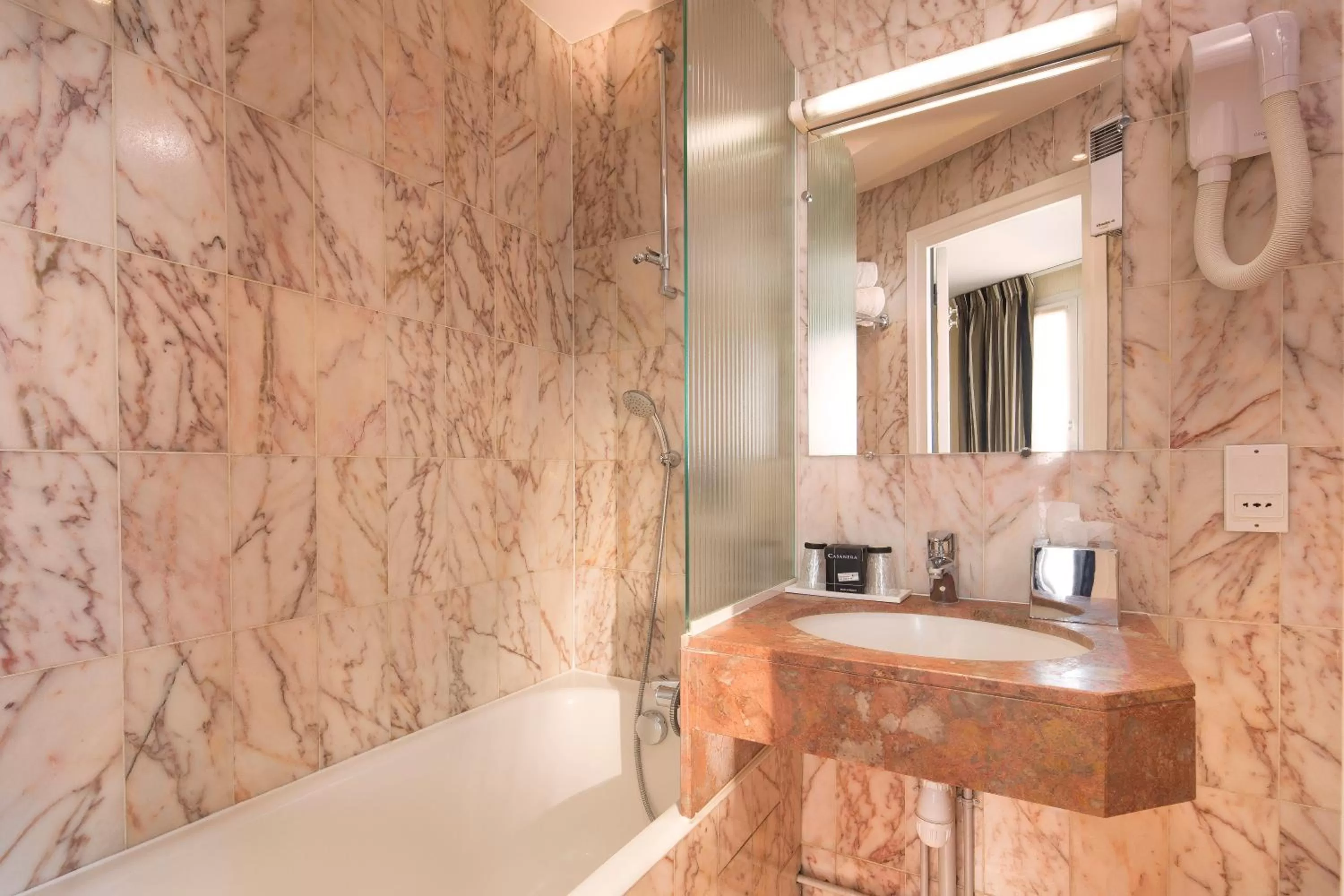 Shower in Hôtel Albert 1er Paris Lafayette