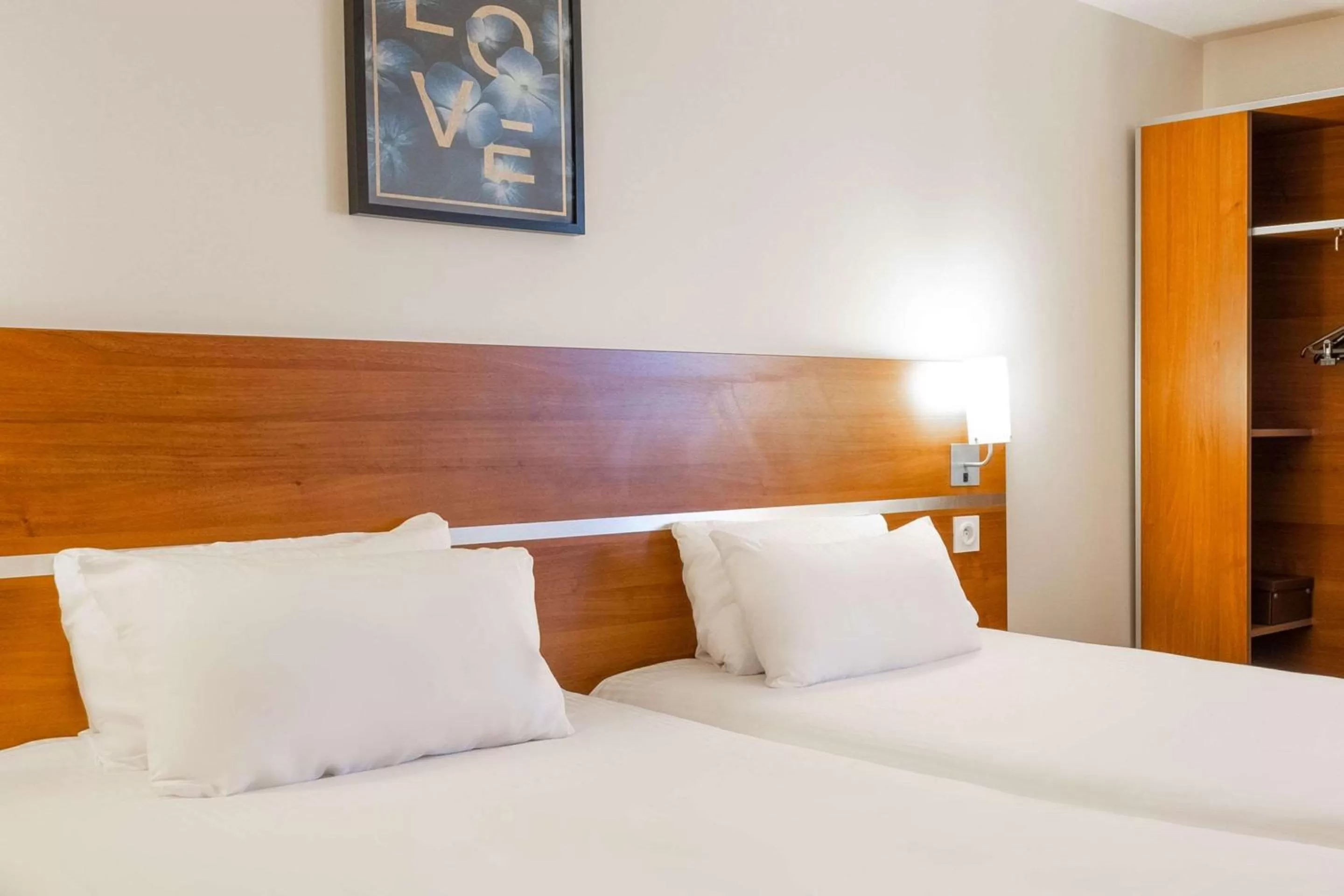 Photo of the whole room, Bed in Comfort Hotel Aeroport Lyon St Exupery