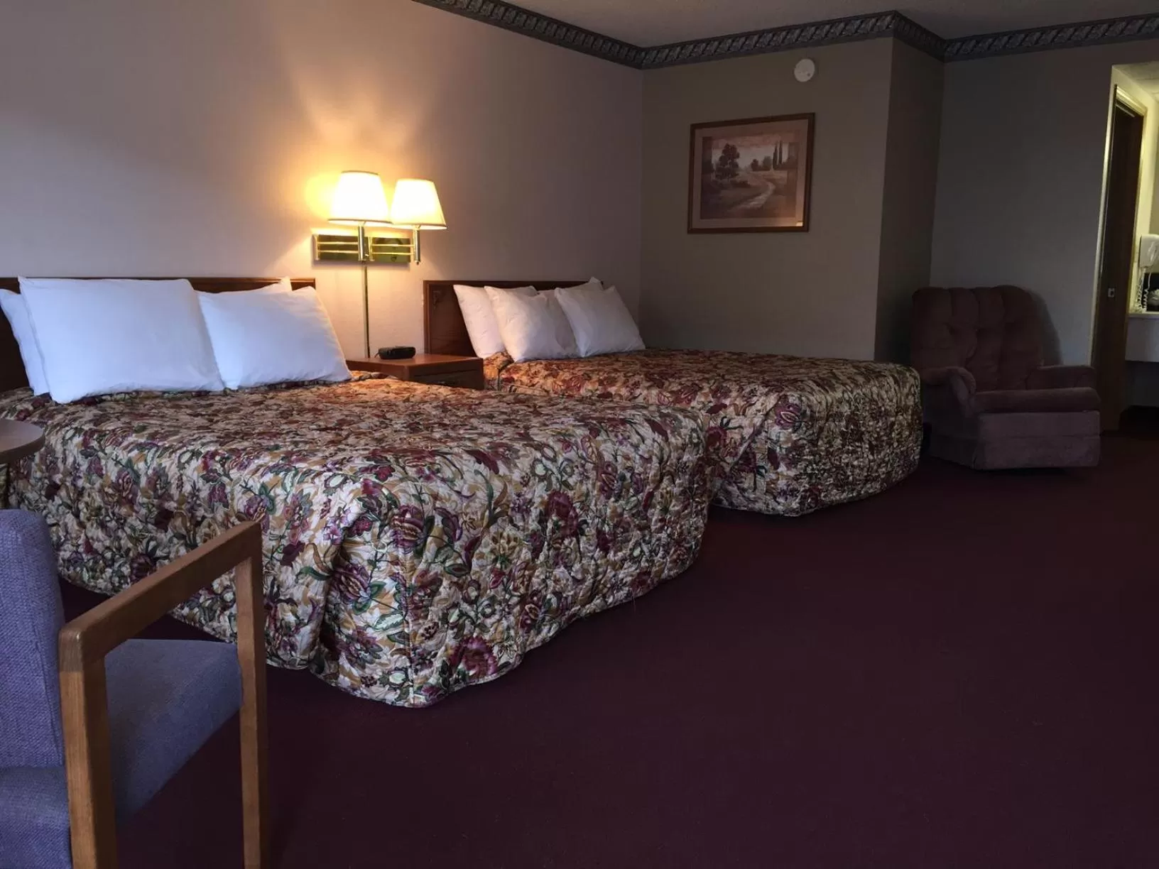 Photo of the whole room, Bed in Twelve Oaks Inn
