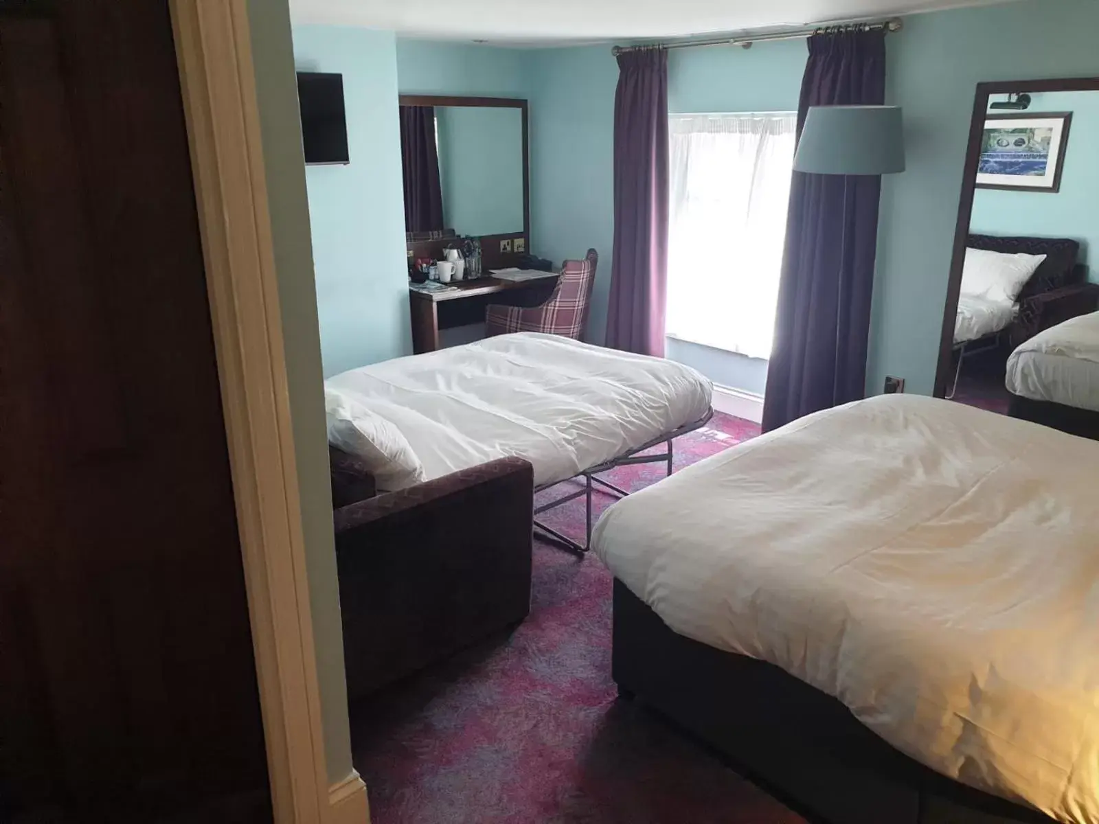 Family Room in The Queen's Head Wetherspoon Family Room in The Queen's Head Wetherspoon