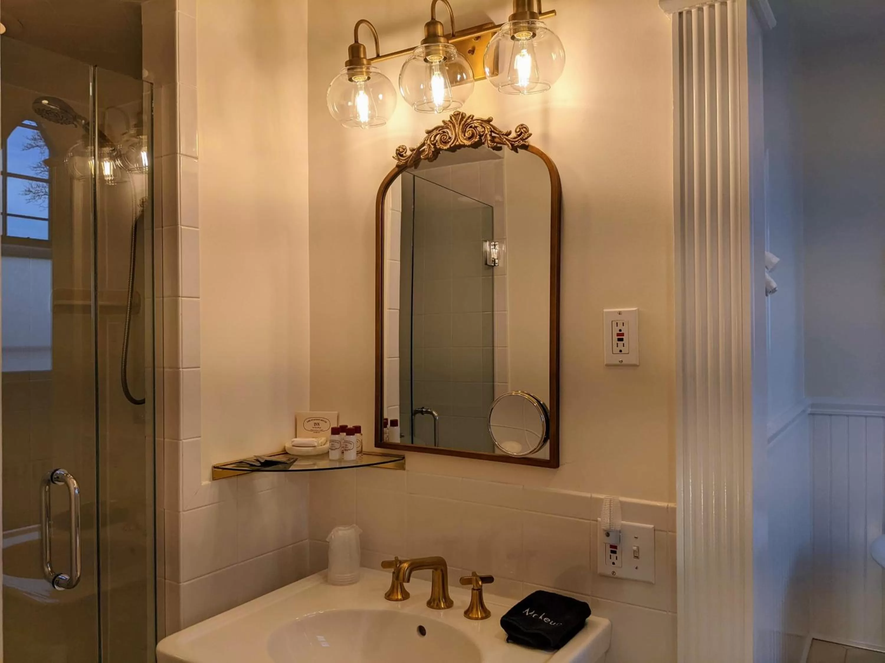 Bathroom in Stanton House Inn