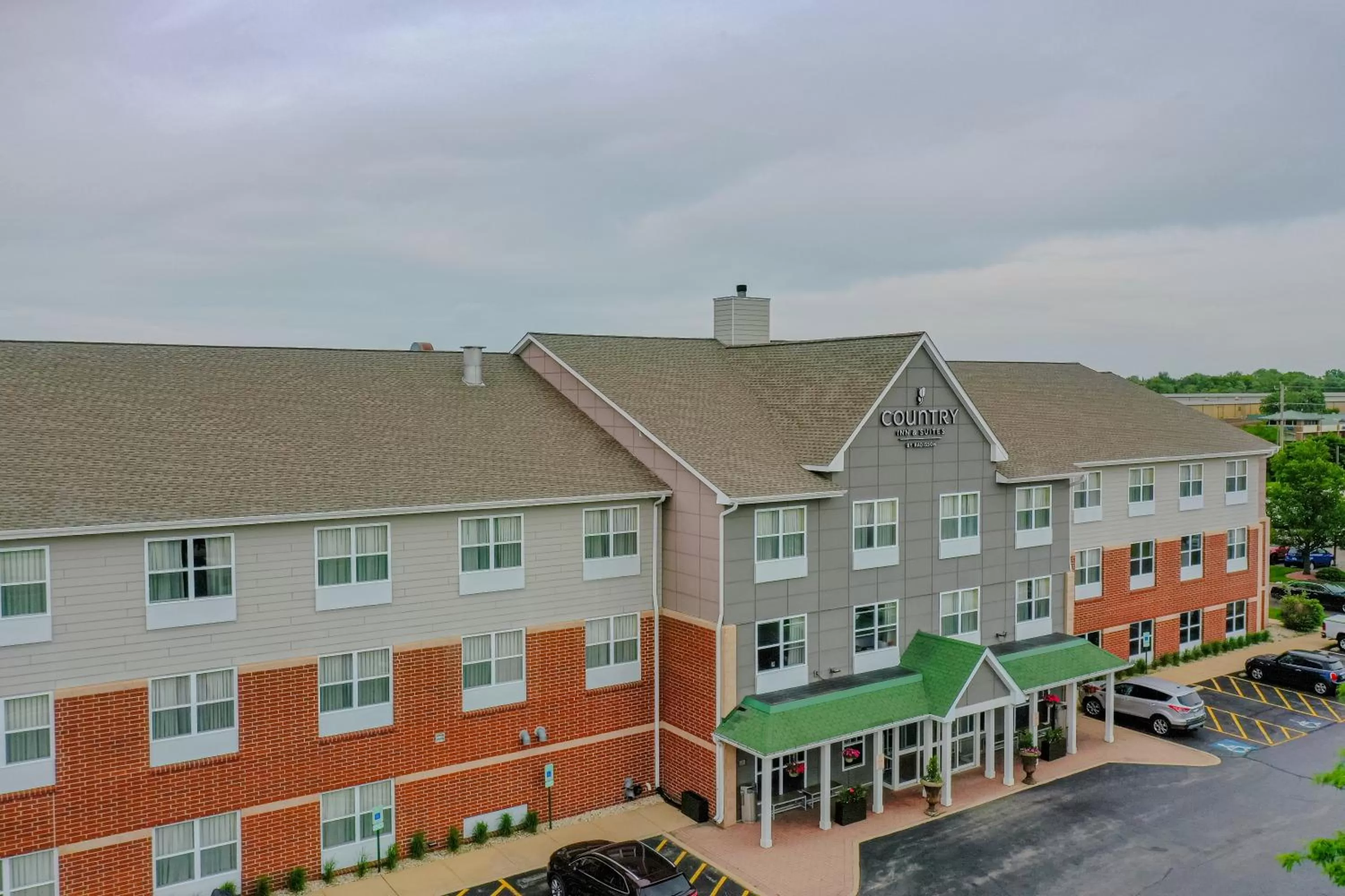 Property building in Country Inn & Suites by Radisson, Crystal Lake, IL
