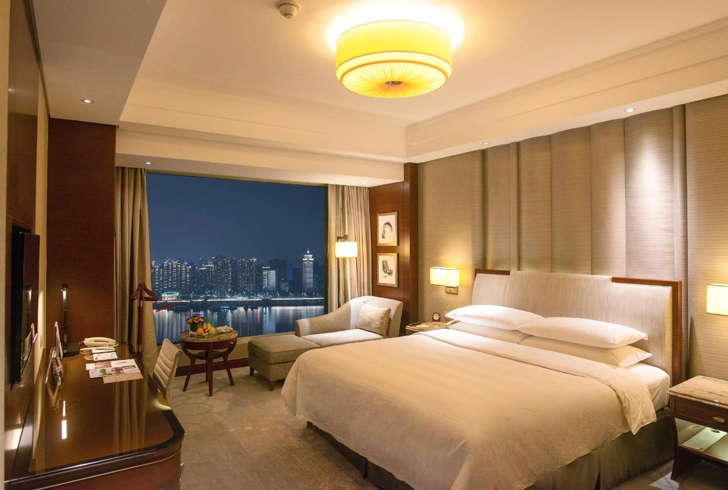 Bed in Shangri-La Nanchang丨All room offer river views Just one stop from the Pavilion of Prince Teng