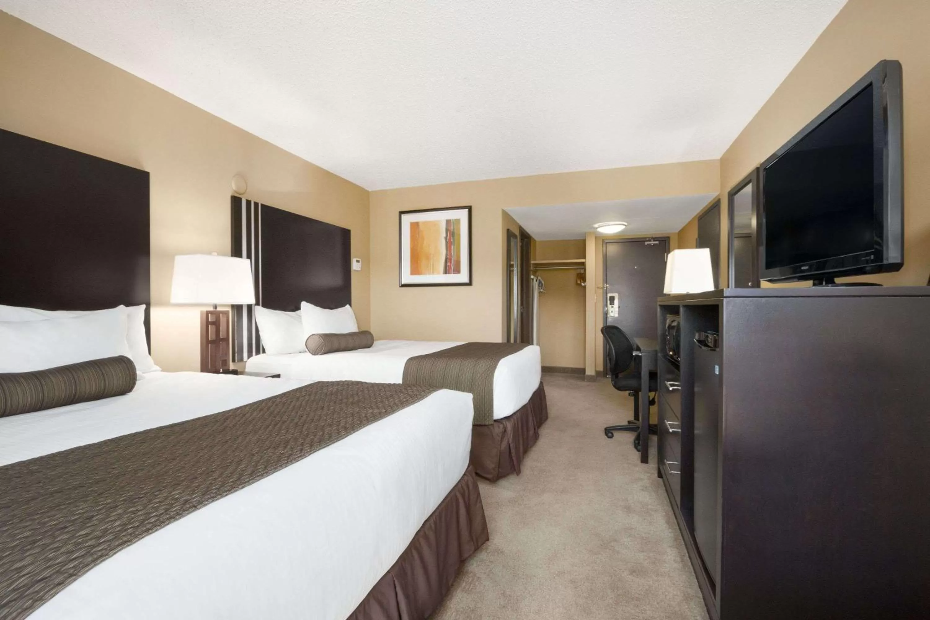 Photo of the whole room, Bed in Days Inn by Wyndham Calgary Northwest