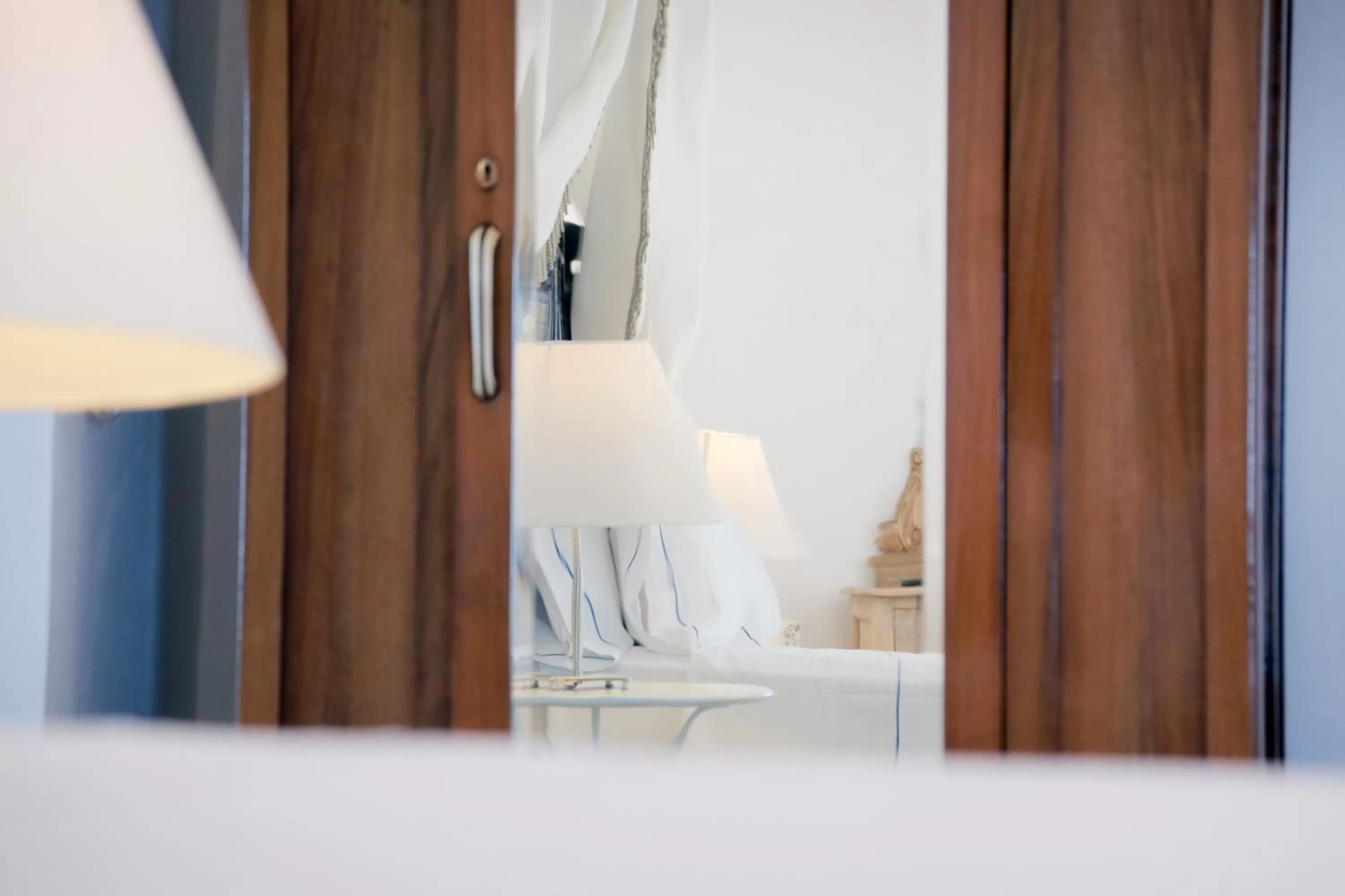 wardrobe, Bed in dimore di portadibasso