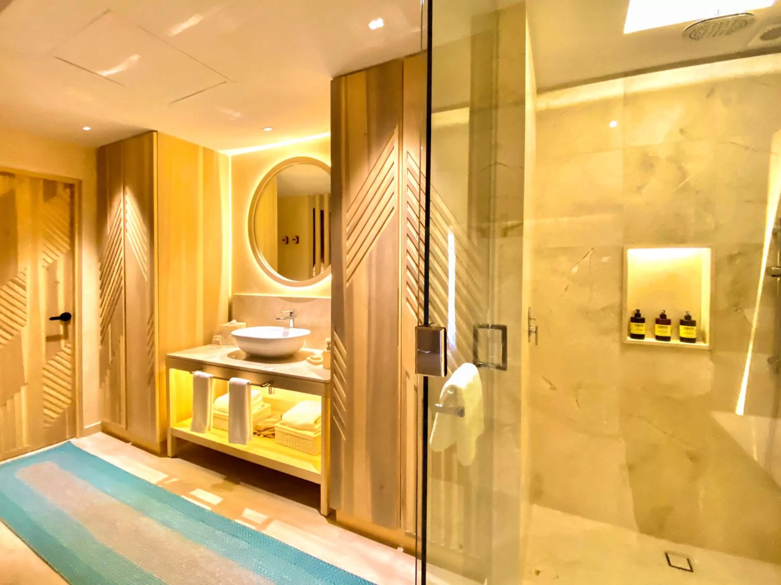 Shower in Hotel Shibari - Restaurant & Cenote Club