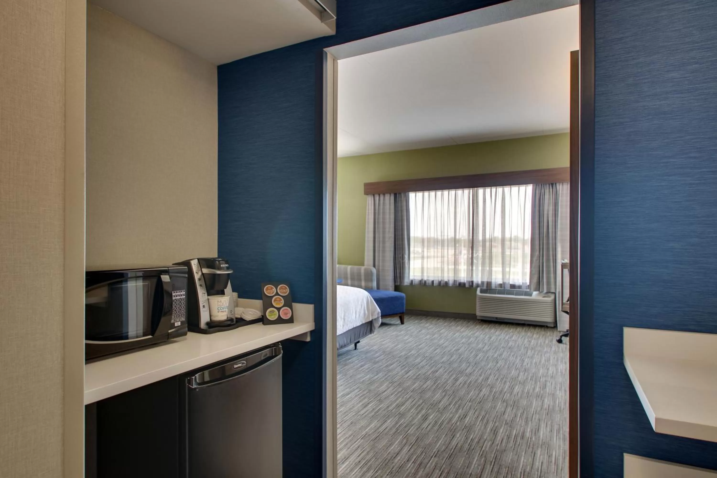 Bed in Holiday Inn Express & Suites Findlay North by IHG