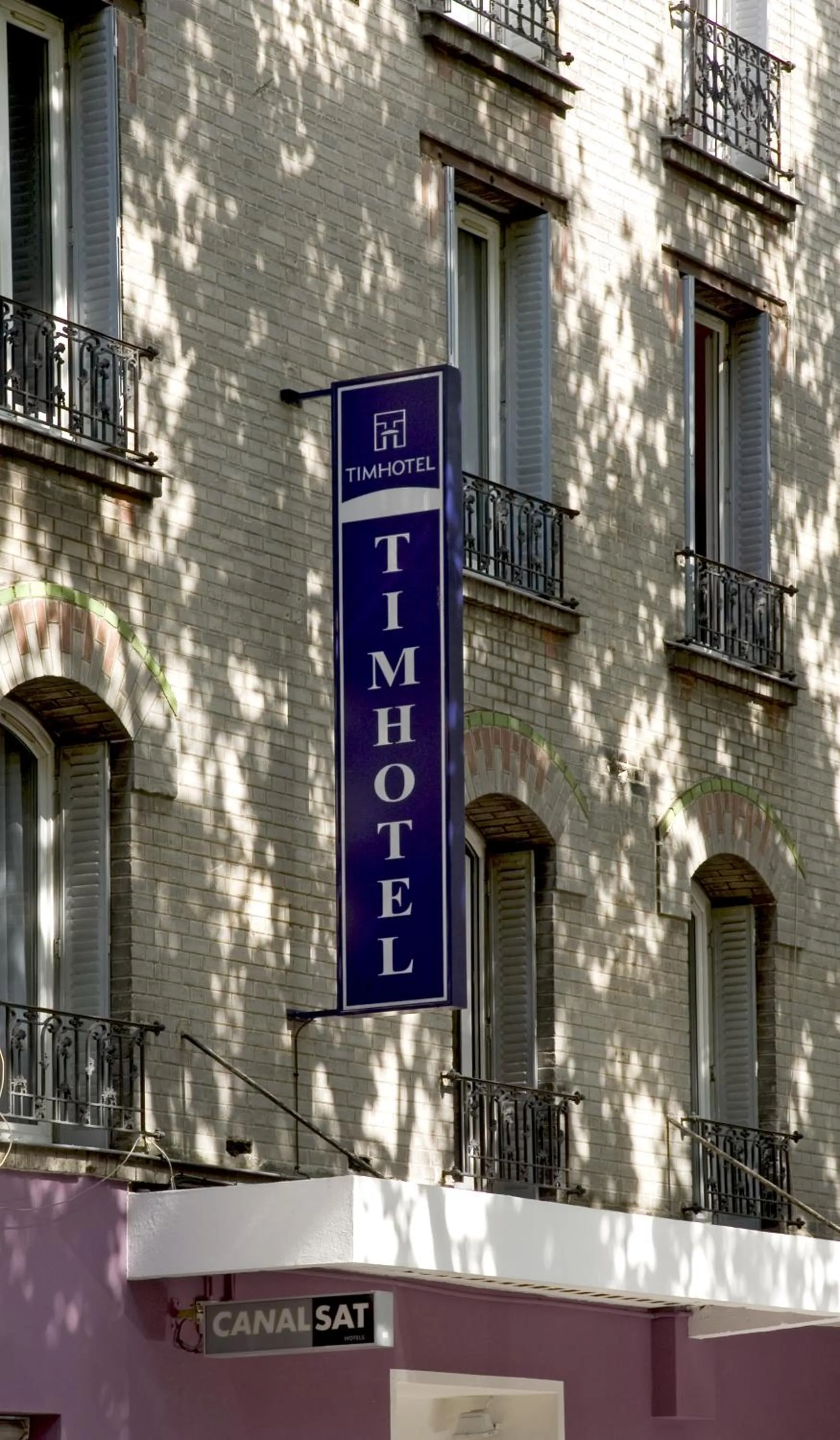 Property logo or sign in Timhotel Boulogne Rives de Seine