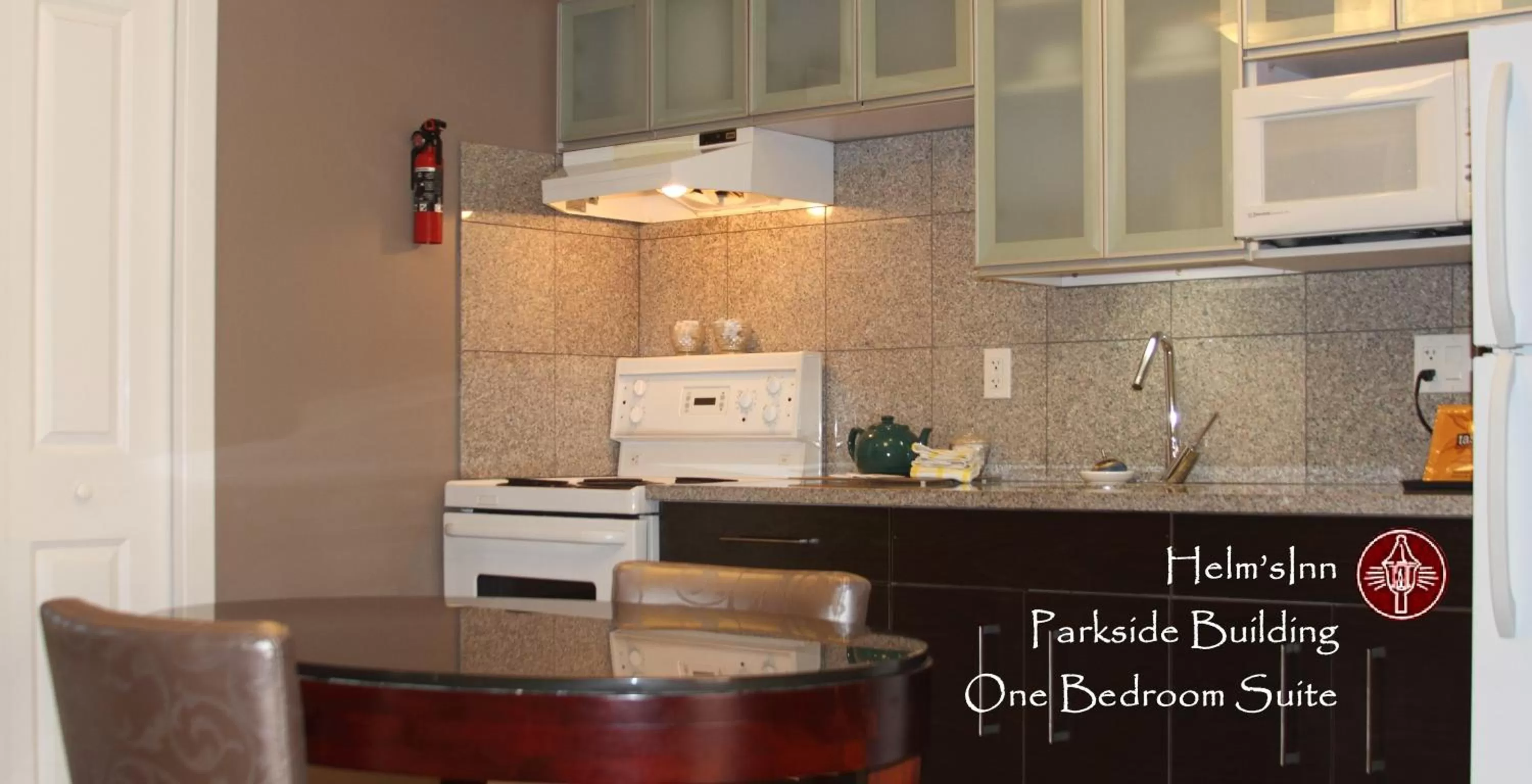 Kitchen or kitchenette in Helm's Inn