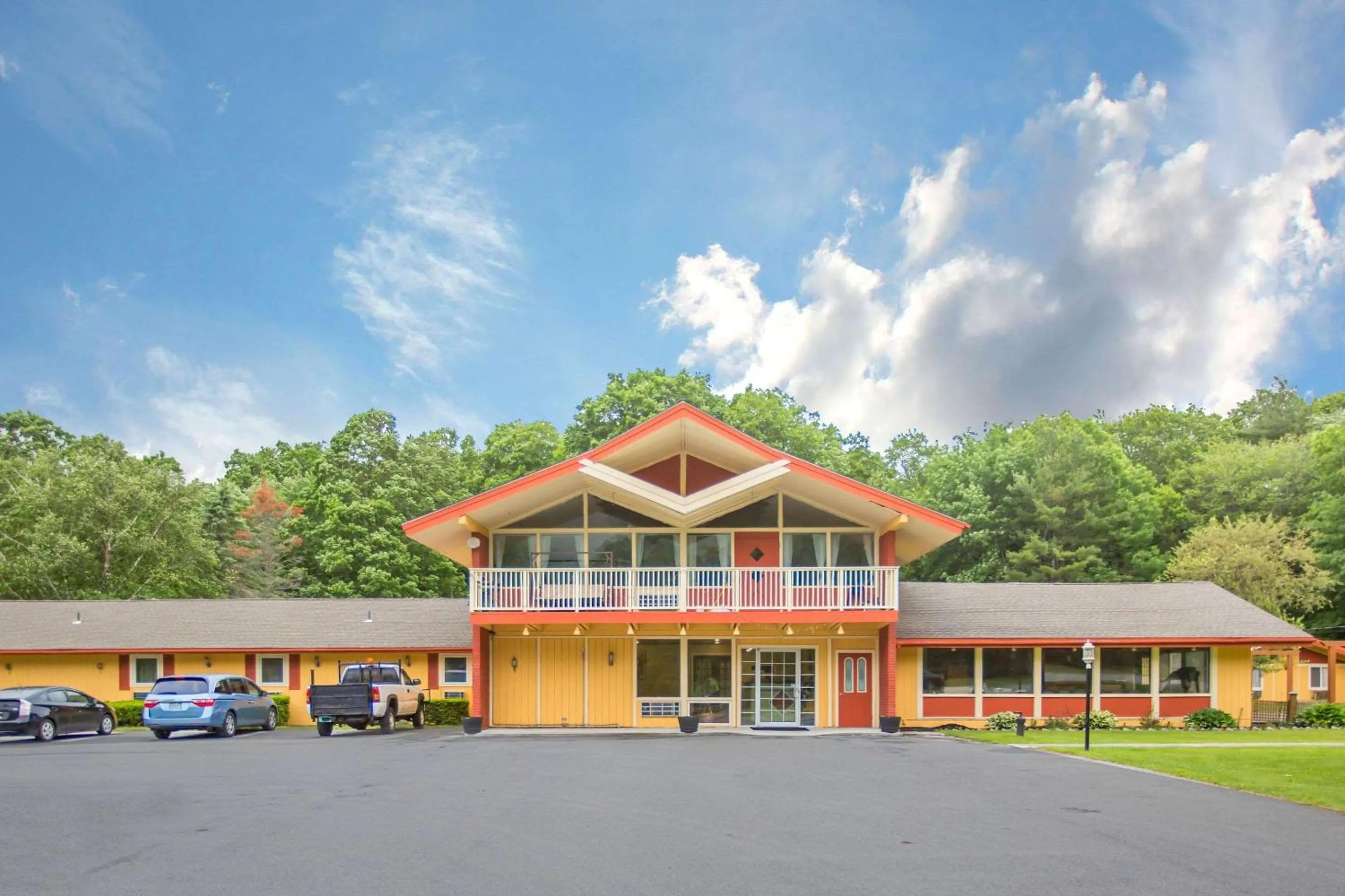 Property Building in Econo Lodge Manchester Center