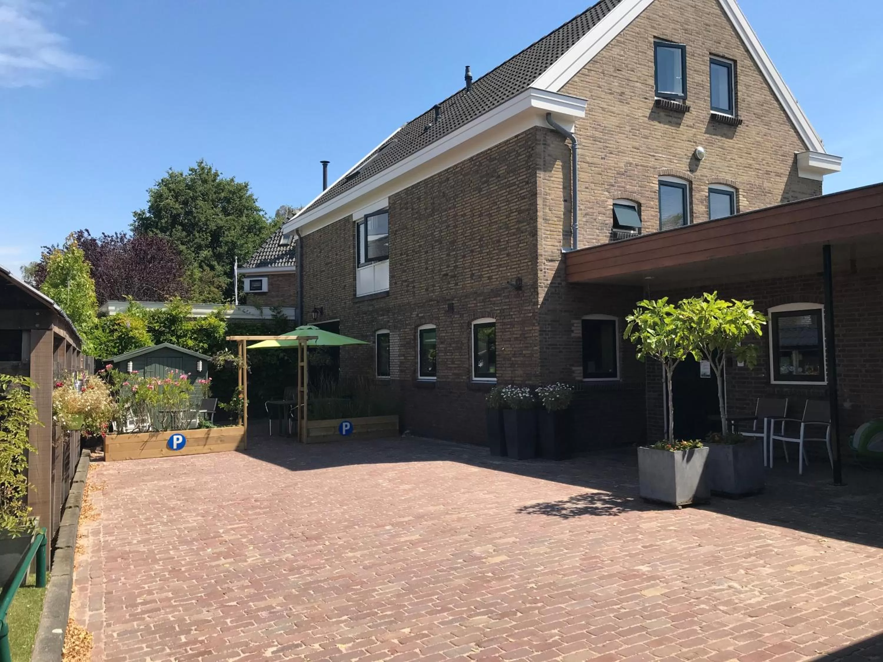 Facade/entrance, Property Building in Bed&Breakfast Maasland