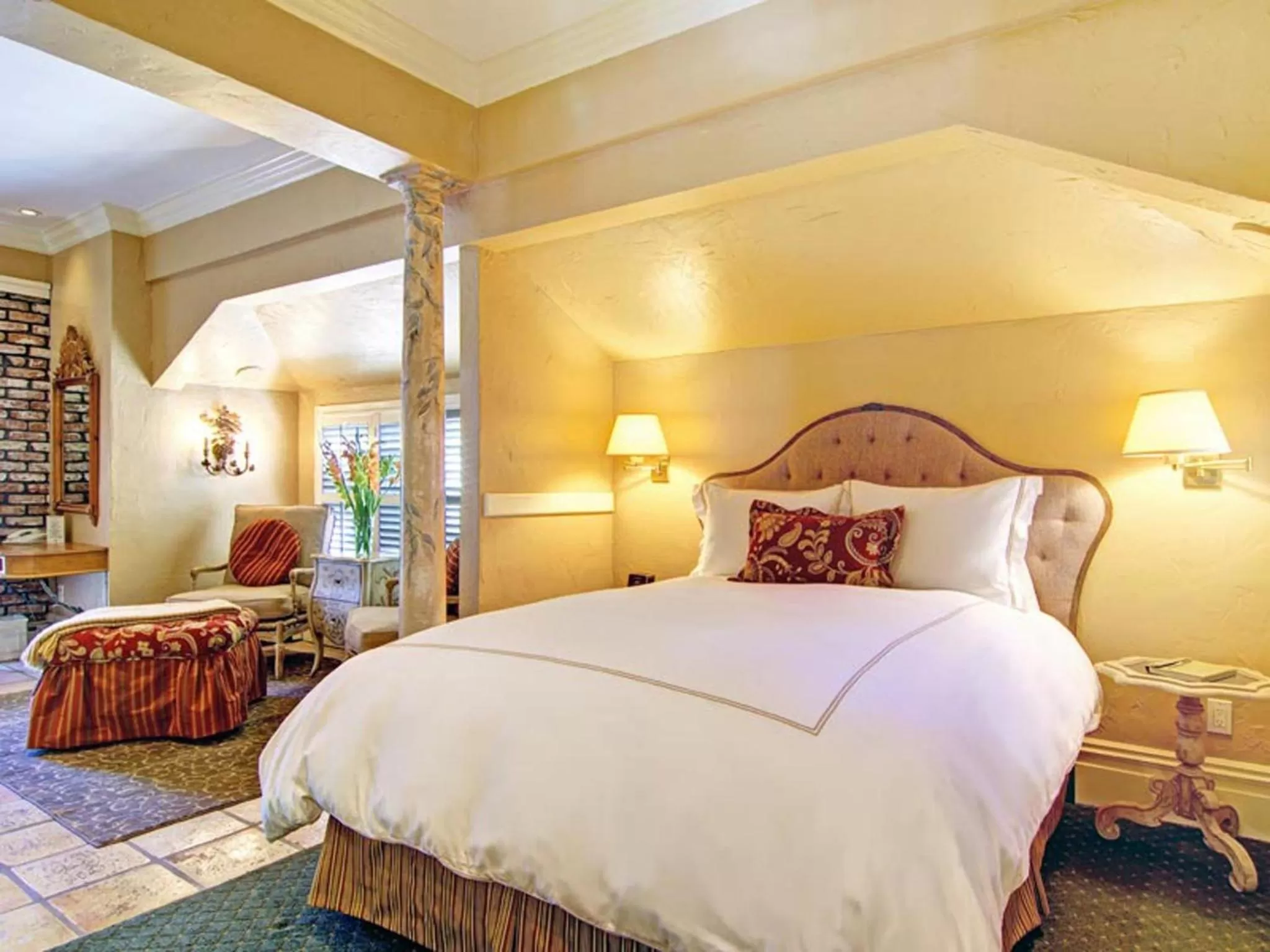 Bed in Inn at Depot Hill