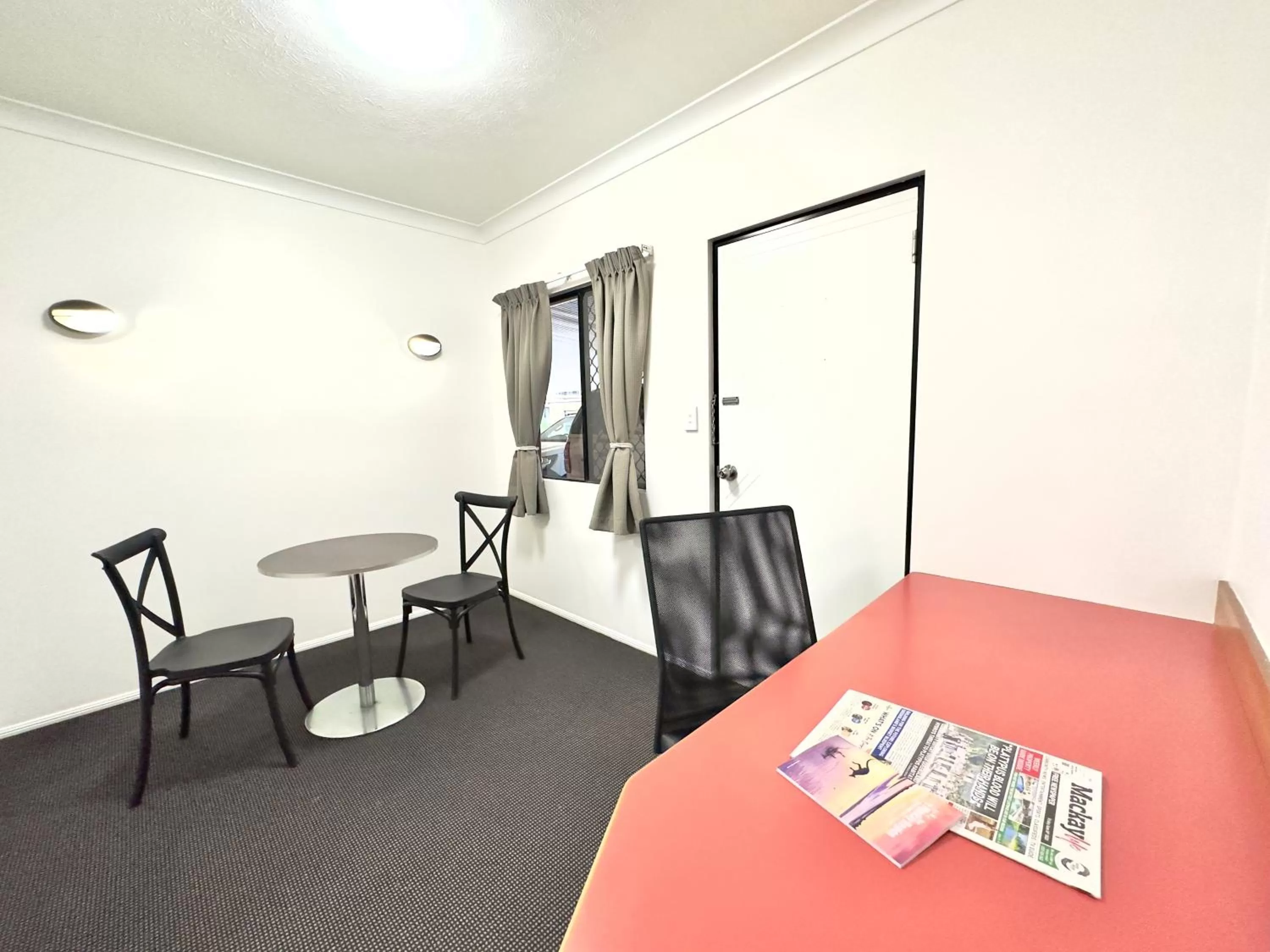 Living room, Bed in Mackay Resort Motel