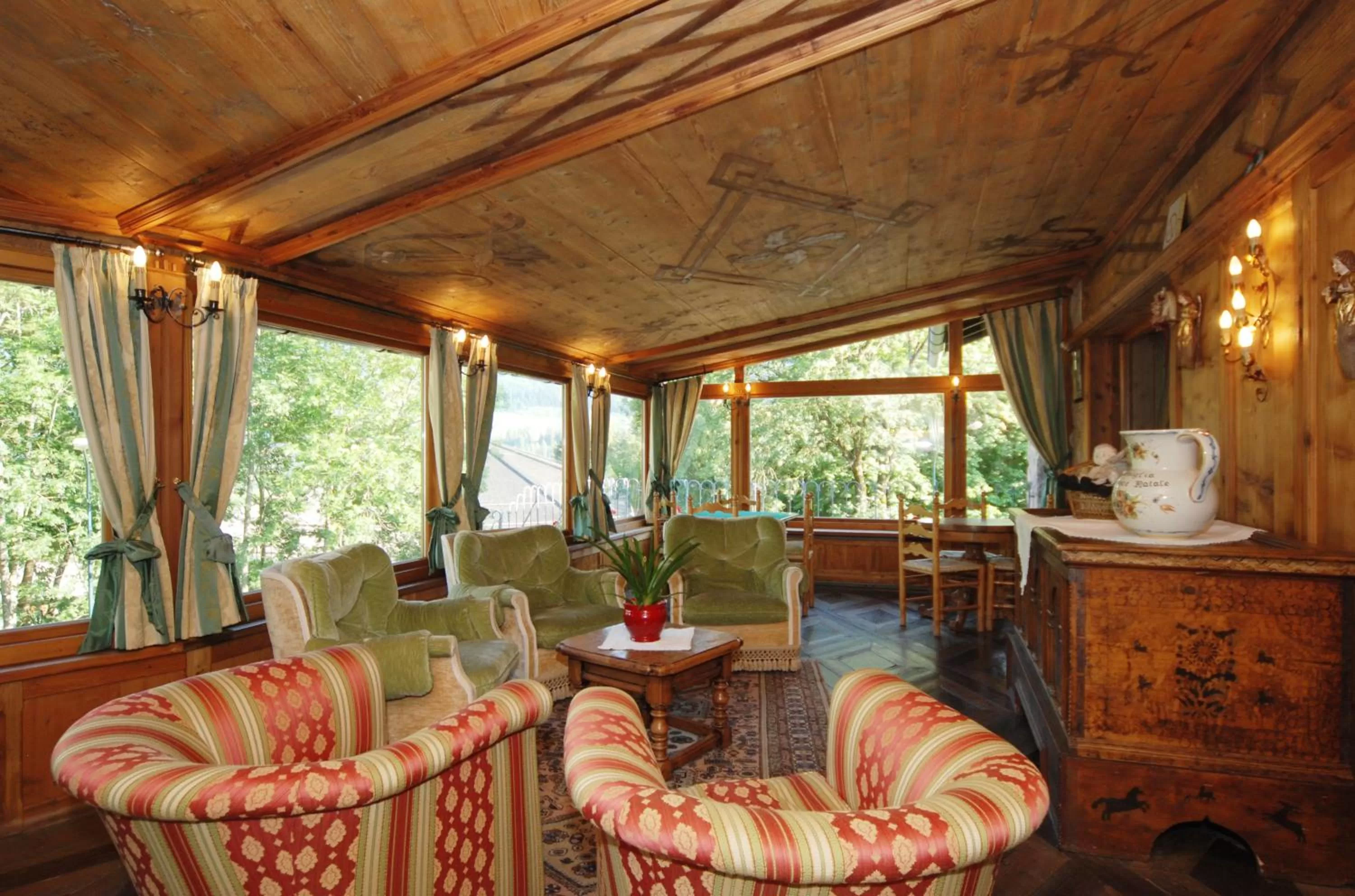 Communal lounge/ TV room in Park Hotel Villa Trunka Lunka