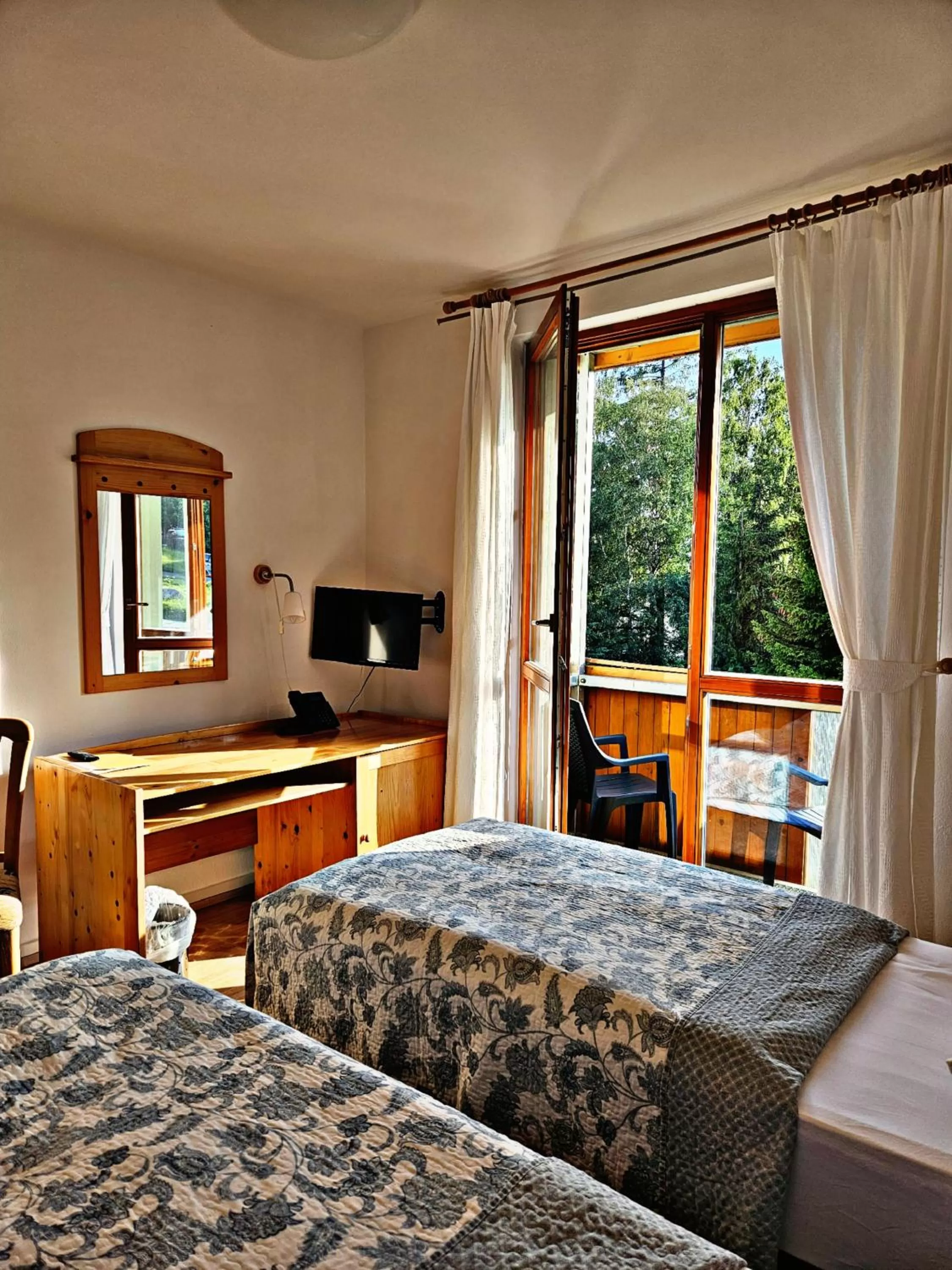 Balcony/Terrace, Bed in Hotel Villa Siesta