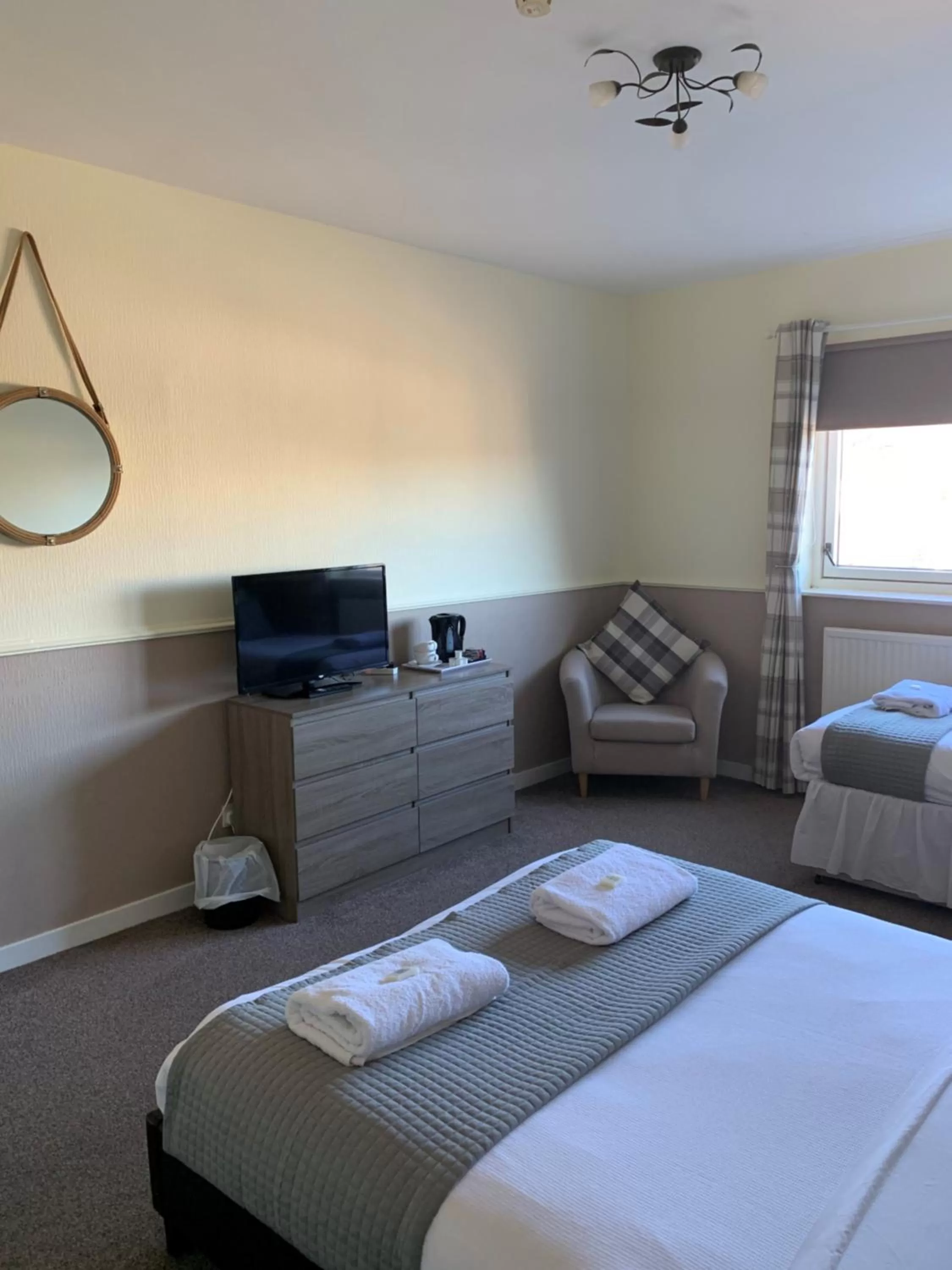 Photo of the whole room, Bed in The Ship Inn