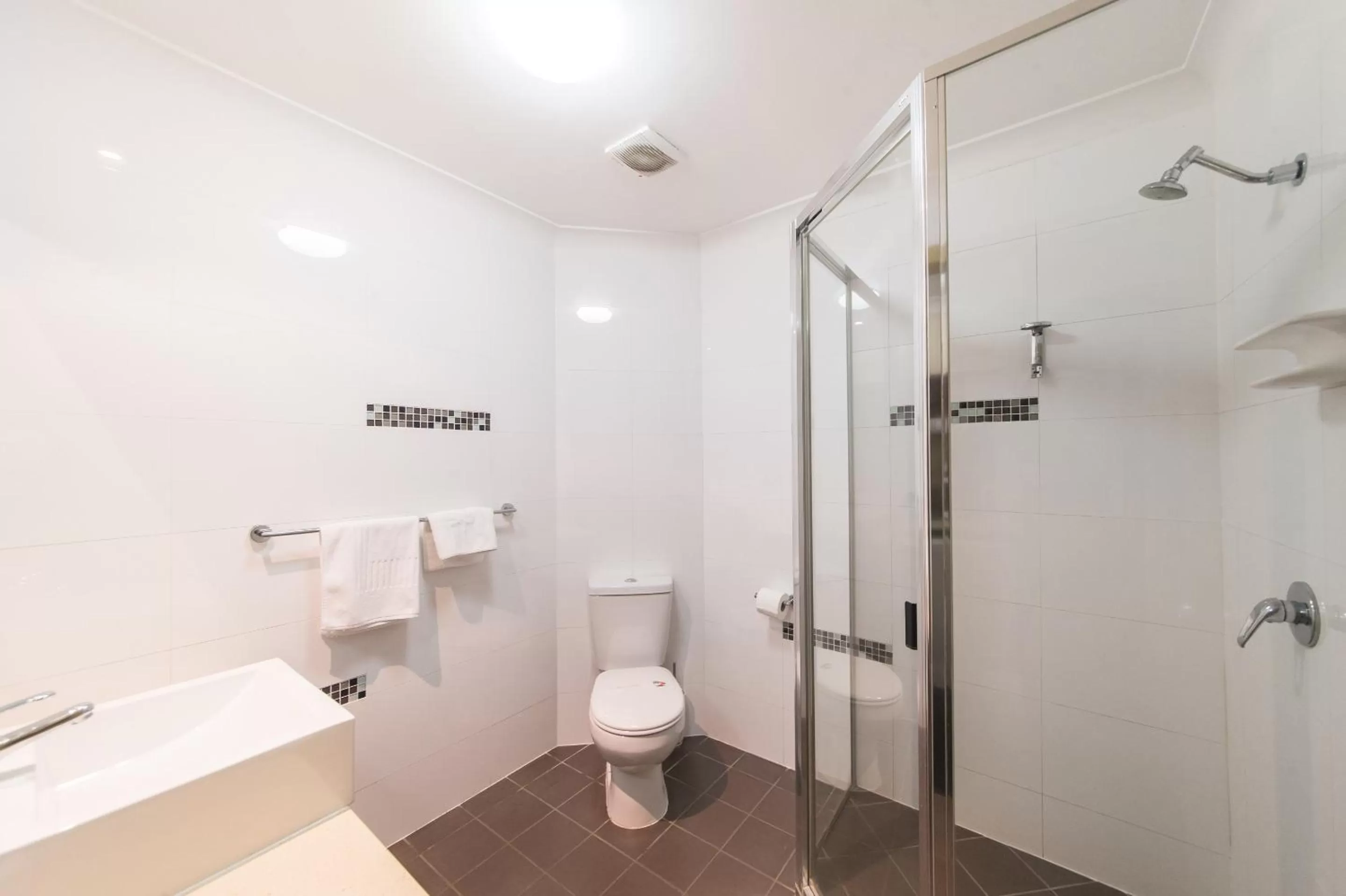 Bathroom in Rocky Resort Motor Inn