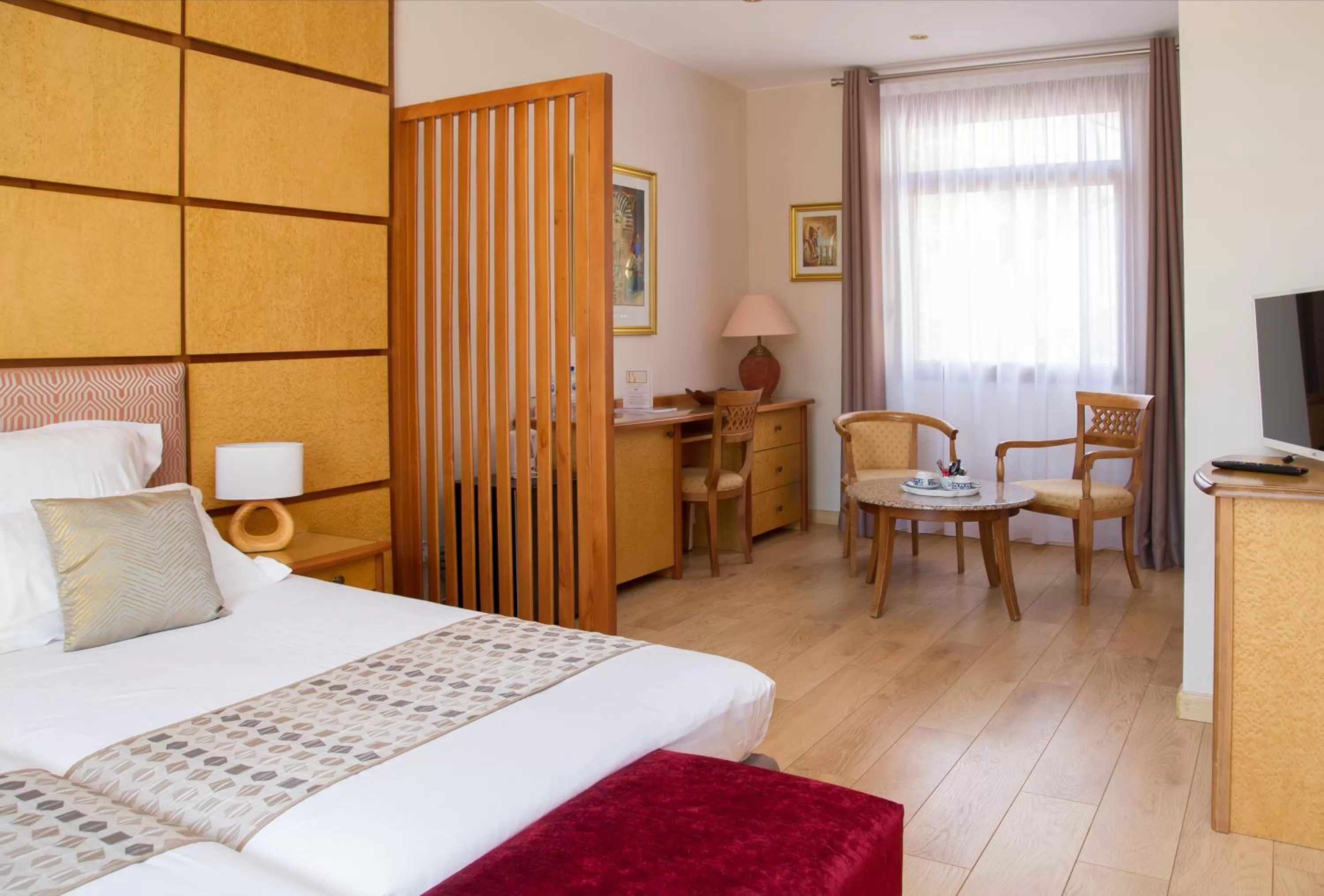 Living room, Bed in Hotel Eden