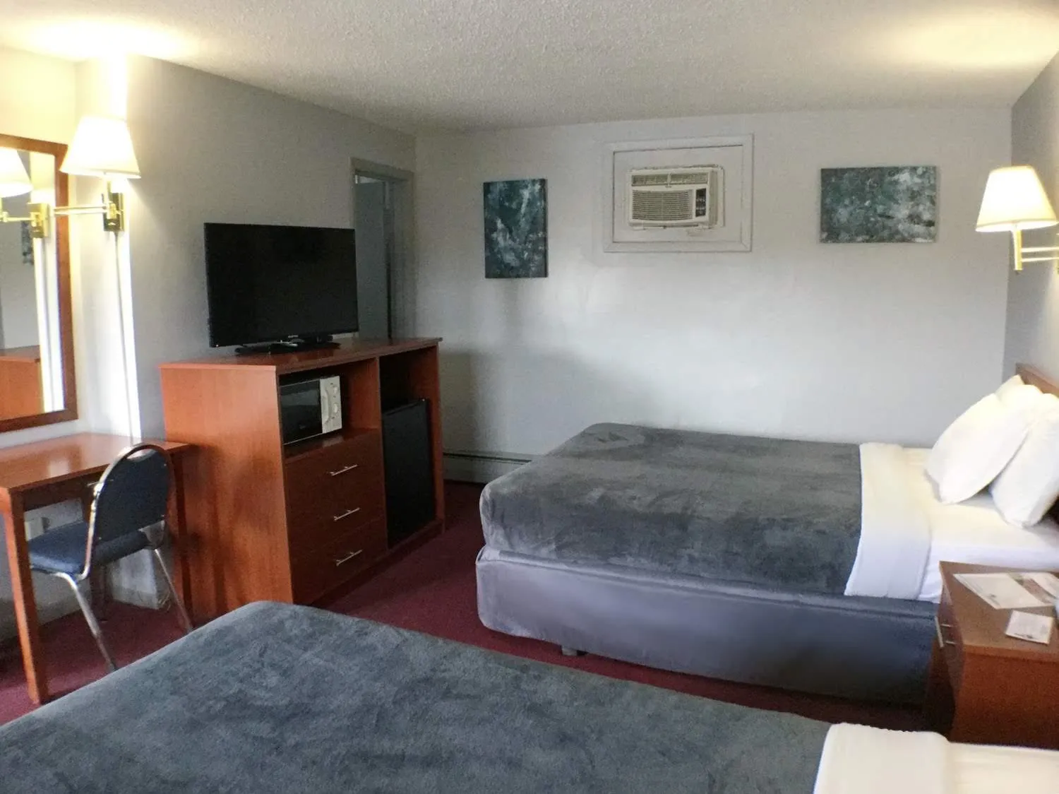 Photo of the whole room in Swiss Cottage Inn