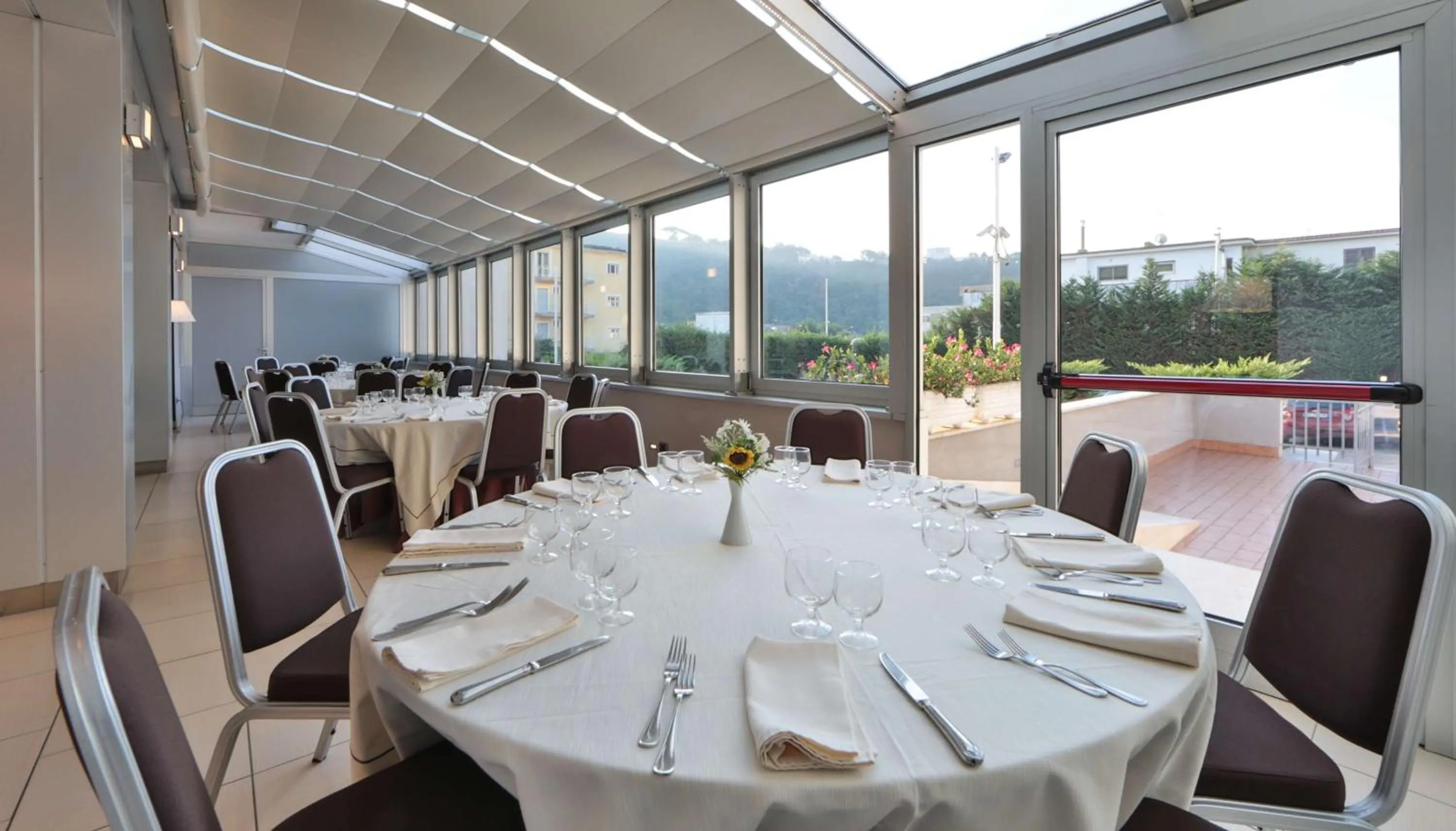 Restaurant/places to eat in Suites & Residence Hotel