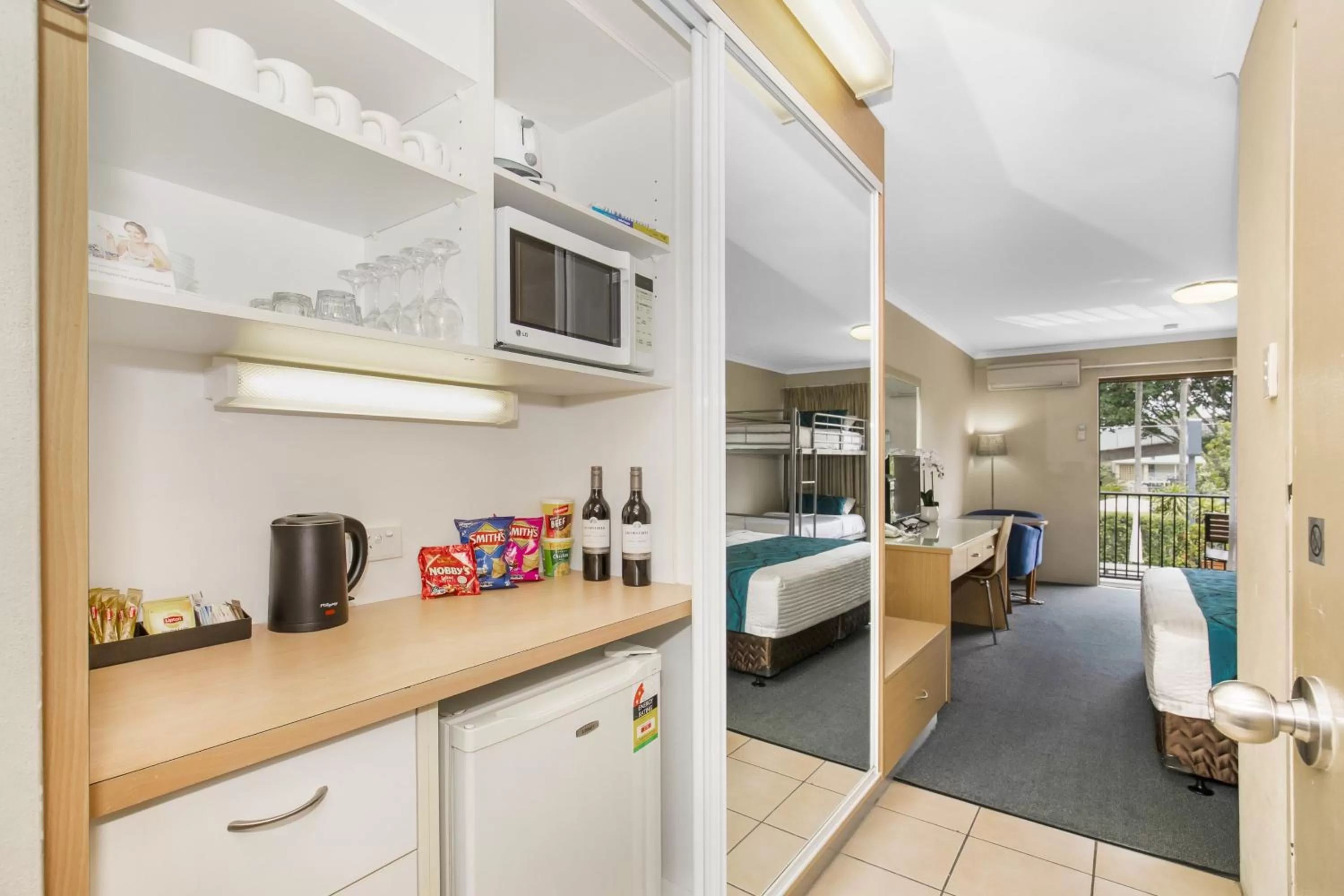 Kitchen or kitchenette, Bed in Best Western Airport 85 Motel