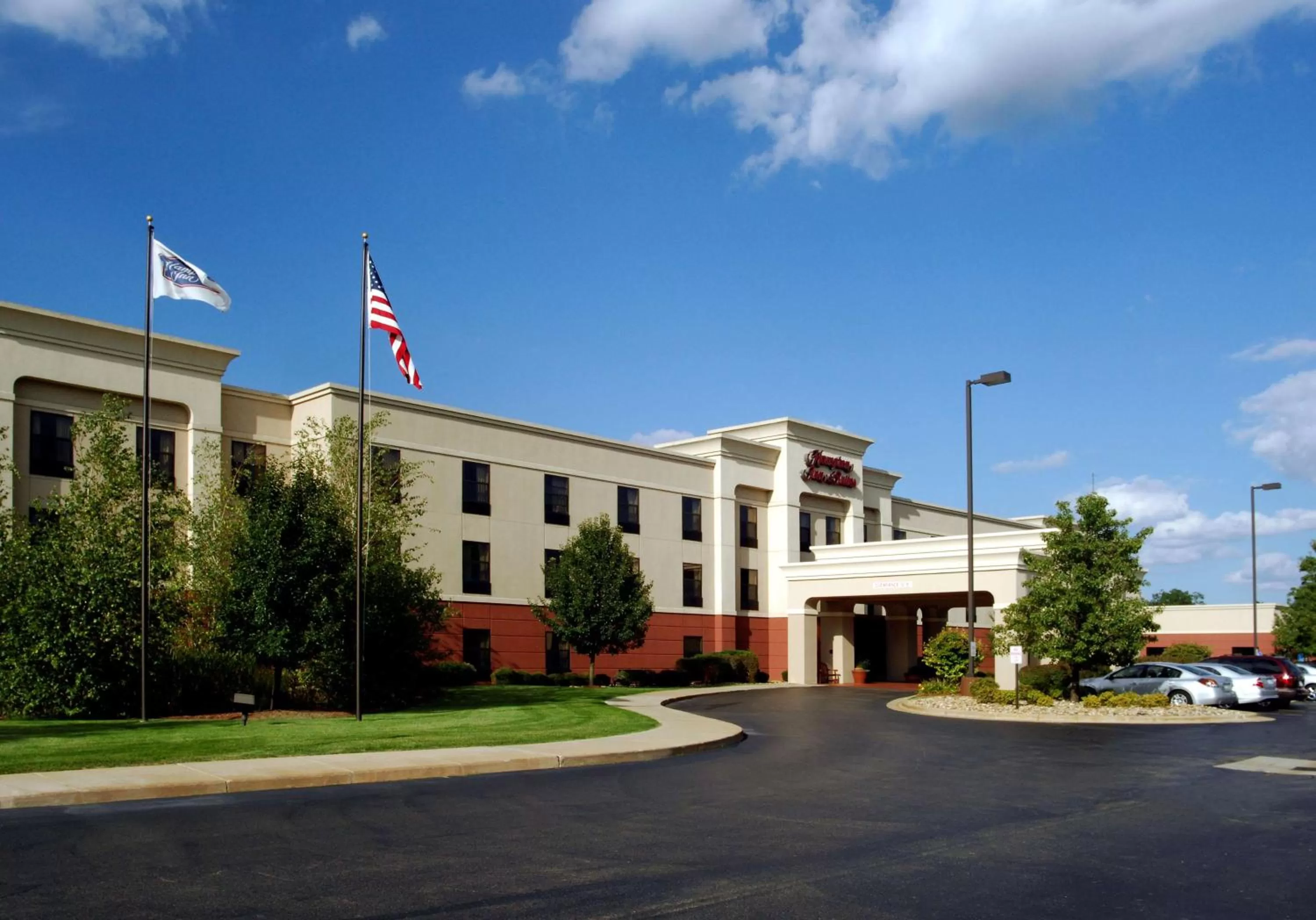 Property building in Hampton Inn & Suites Kalamazoo-Oshtemo